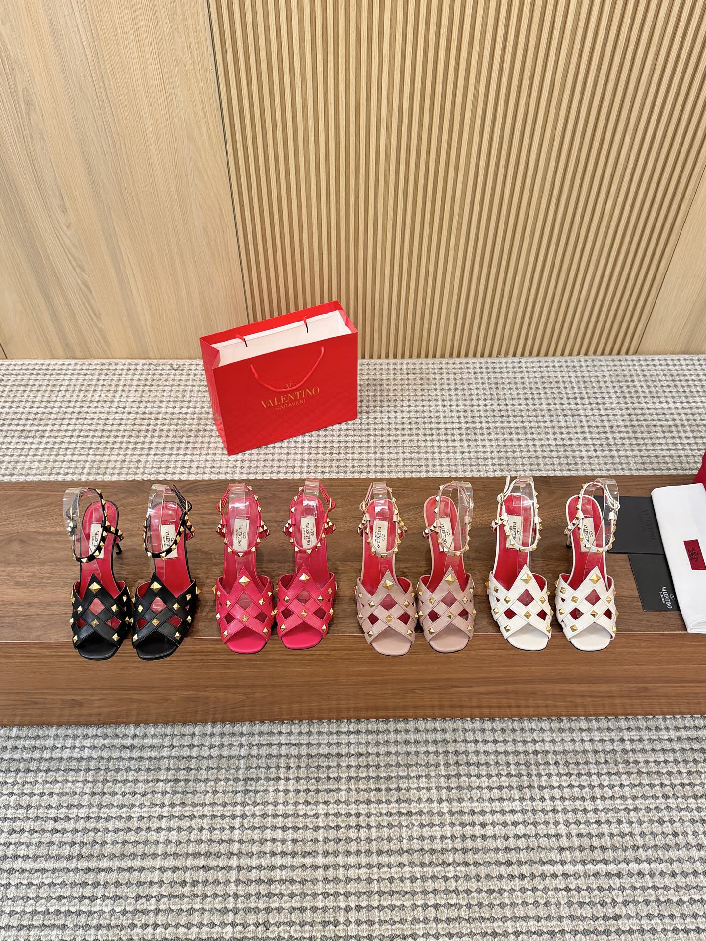 NO:788935,The top version of Valentino's new spring and summer women's hollow sandals, a walking artifact. The unique [pyramid rivet metal] brings out a full sense of high-end, and the new season will live up to expectations!  Worth buying ★Absolute high-end original method, absolutely emotional and elegant style, creating a different feeling, simple and elegant style!  Size 35-41 (34-42 customized, non-refundable) Fabric: Imported cowhide, sheepskin lining, 9cm stiletto heel, P leather outsole, rubber outsole, sandals, valentino, sandals, cowhide, sheepskin, Leather soles19860909顶级版本 华伦天奴 春夏新女士全空凉鞋,行走神器 独特的【金字塔柳钉金属】衬托出满满的高级感,新一季不负期待！ 值得入手★绝对的上档次原版做法 绝对感性优雅风格 创造不一样的感觉简约气质款式！ 码数35-41（34-42定做不退换） 面料:进口牛皮 内里内里羊皮 跟高细跟9cm P真皮大底 P橡胶大底,凉鞋,valentino,sandals,cowhide,sheepskin,Leather soles,Women's Shoes