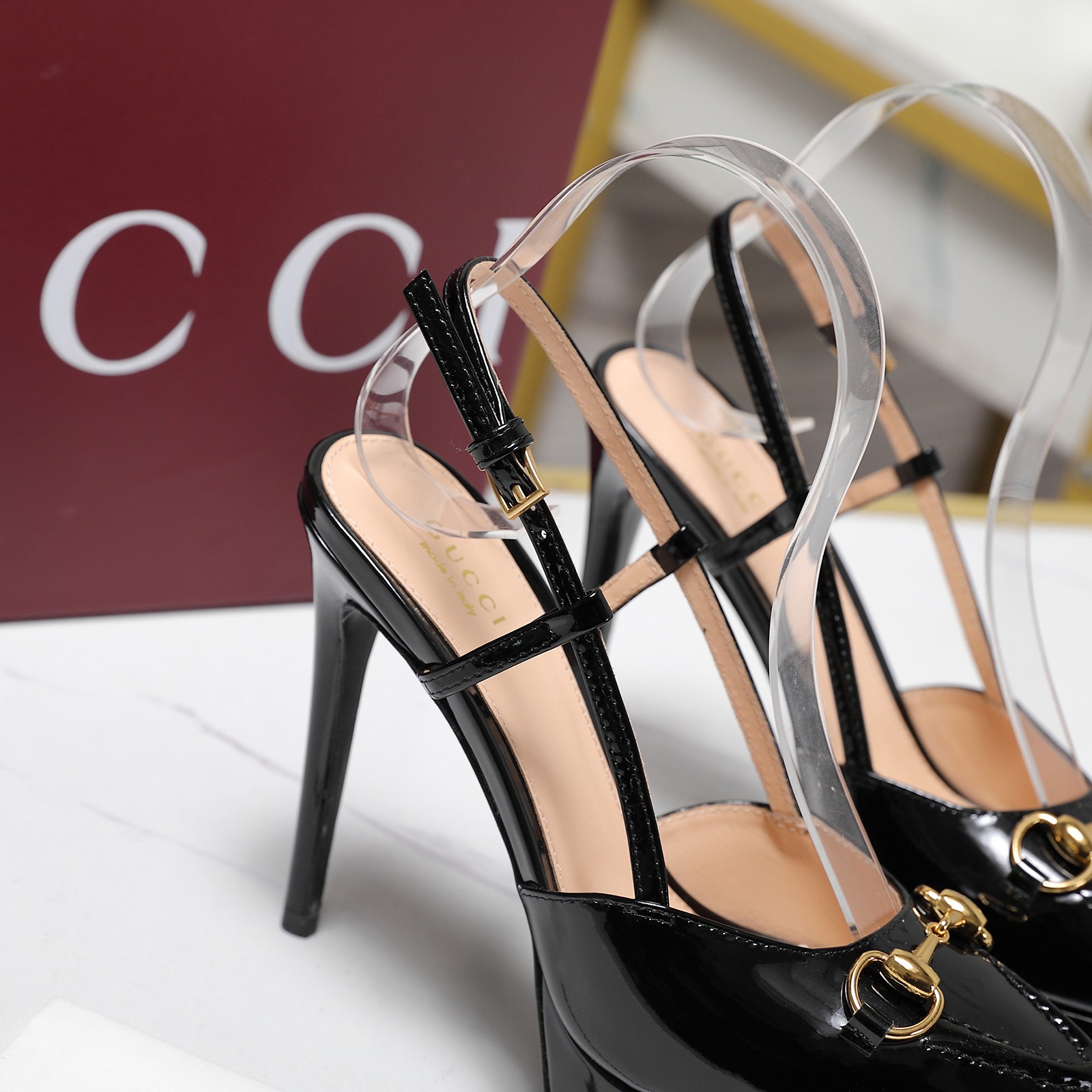 NO:669802,The counter synchronizes the new spring and summer styles Gucci 25S spring and summer new products Double G diamond chain buckle back strap sandals and high heels Guccⅰ classic women's shoes: the original version is developed one to one, carefully modulated shoe last, the fabric adopts the original texture. Imported sheepskin. The original chain buckle is exquisite and impeccable!  The G family embodies the sense of high-end. It always impresses people. It looks like a simple style, but it is inexplicably high-end on the feet. It is very sexy and allows you to easily match it to show various styles. The upper is made of cowhide embossed chain fasteners. The lining is made of imported sheepskin. Genuine leather sole imported from Italy. Heel height: 12cm. Water table 3cm. Size, 35-42 (40.41 42 custom-made). Packaging original red box packaging  Price based on quantity, high heels and sandals, gucci, gucci, sandals, high heels, cowhide, sheepskin19860909专柜同步春夏新款 Gucci 25S春夏新品双G钻链扣后带凉鞋高跟 Guccⅰ 经典女鞋:原版一比一开发,精心调制的鞋楦,面料采用原版质感.进口羊皮.配原板链条扣细腻到无可挑剔！ G家在体现高级感这块 总让人大写的服气 看起来蛮简单的款式 但上脚就莫名很高阶 非常性感 让你轻松搭配尽显各种风格 鞋面采用牛皮压花链条扣件 内里采用进口羊皮 意大利进口真皮底 跟高: 12cm 水台3cm 码数,35-42（40.41 42订做） 包装原版红盒包装 跑量价,高跟鞋凉鞋,gucci,gucci,sandals,high heels,cowhide,sheepskin,Women's Shoes