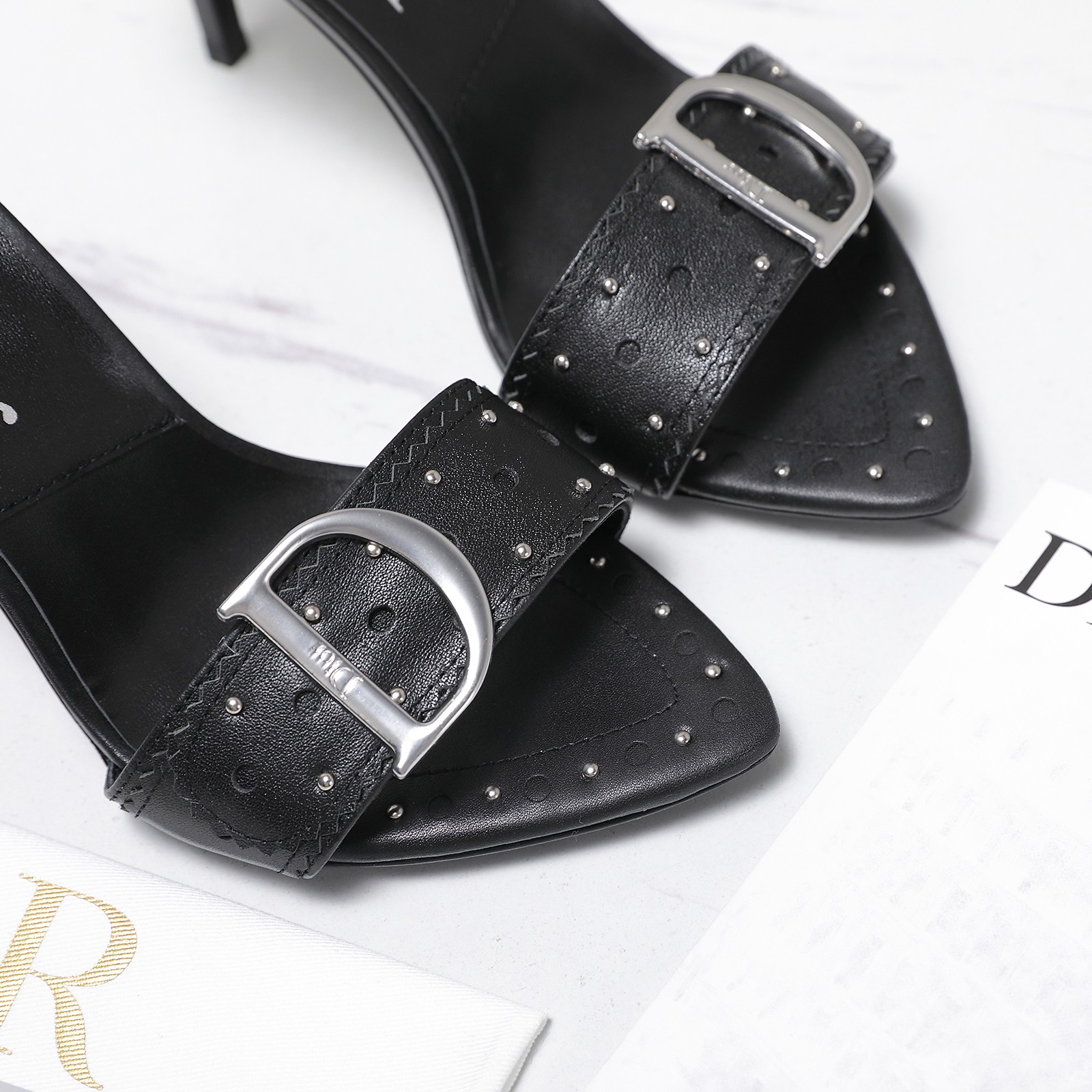 NO:669816,The top version of 25 new Dior high-heeled slippers, with perforated strips + rivets + D-shaped buckle decoration, shows the brand logo full of femininity, elegant and refined, it is so beautiful. This season's Dior sandals really can't be missed!  The back half is made of calfskin with a torn fabric bow design, which gives a particularly comfortable feeling and can add elegance to various looks. The upper is imported first-layer cowhide, the lining is lambskin, and the outsole is Italian genuine leather. The heel height is 8.5CM, and the size is 35-42 (41 and 42 are customized and non-returnable). Price, high heels and slippers, dior, dior, sandals, high heels, slippers, cowhide, sheepskin, Leather soles19860909顶级版本 25款Dior 迪奥新款高跟拖鞋 一字带打孔+铆钉+D字扣装饰彰显品牌标志满满的女人味,又优雅又精致,实在是太好看了.这一季的迪奥凉鞋真的不能错过！后半用小牛皮制作撕边布蝴蝶结设计 给人一种特别舒服的感觉 可为各式造型增添优雅气质. 鞋面进口头层牛皮 内里垫脚小羊皮 大底意大利真皮大底  跟高8.5CM 尺码35-42（41 42定制不退货） 价格,高跟鞋拖鞋,dior,dior,sandals,high heels,slippers,cowhide,sheepskin,Leather soles,Women's Shoes