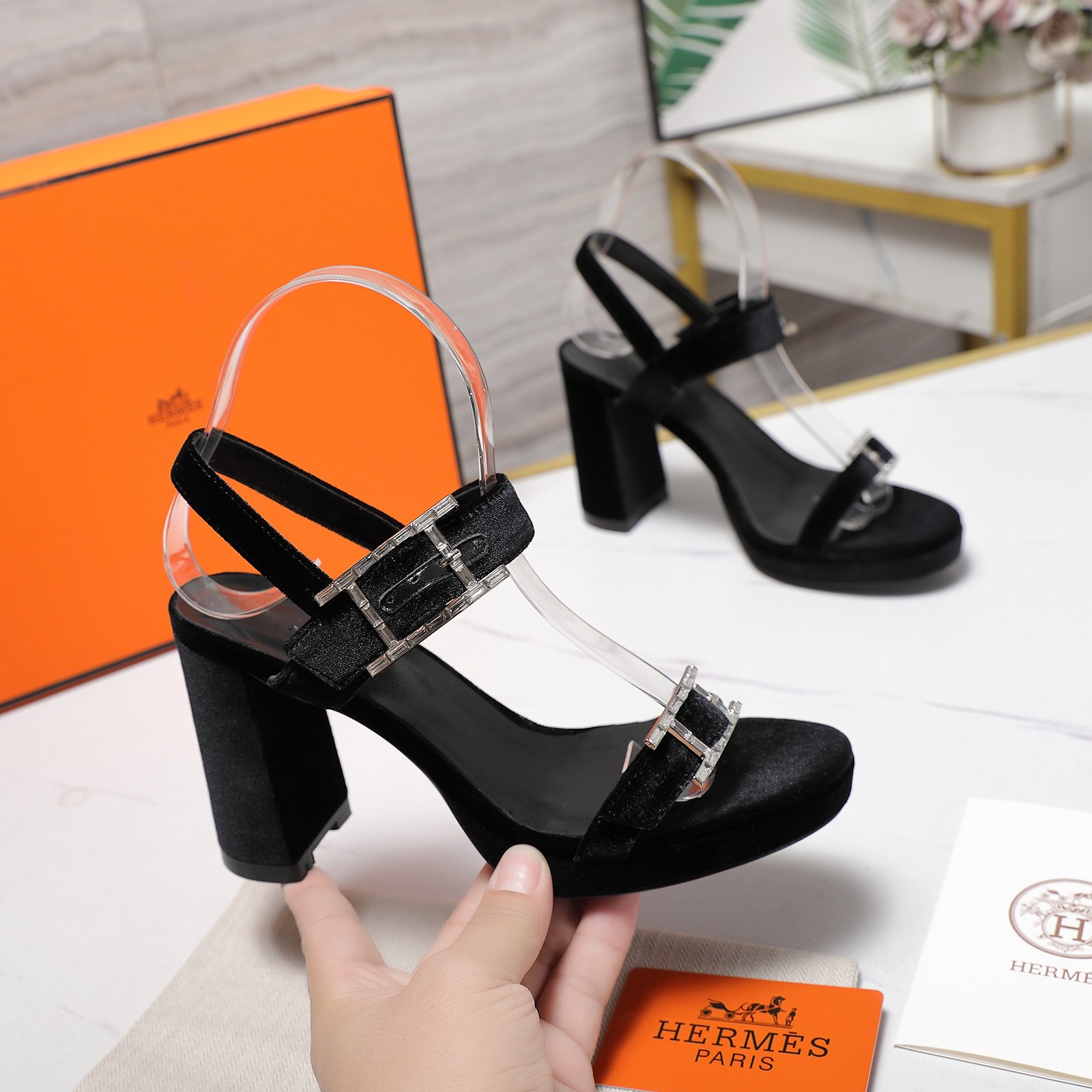 NO:669807,Hermès’ new double H diamond buckle waterproof platform high-heeled platform sandals ————————————— It is not only a fashion symbol for walking, but also a style totem of the brand’s equestrian origins and contemporary aesthetics. It focuses on every inch of leather and every detail with unobtrusive elegance and just the right edge, so that every step is at the balance point of elegance and stability. The most recognizable double H metal buckle on the shoe body is inspired by the saddle buckle in the brand’s equestrian genes.  The design of the waterproof platform is a double victory of practicality and aesthetics. It not only visually lengthens the leg proportions, but also allows small people to easily have golden body proportions. The fabric is cowhide/sheepjing/velvet. The inner foot pads are all sheepskin. The heel height is 8.5cm. The water platform is 1.5cm. The outsole is genuine leather outsole imported from Italy. size 35-39 (customized 40/41/42), high-heeled sandals, hermes, hermes, sandals, high  heels,cowhide,sheepskin,sheep,gold,Leather soles19860909Hermès 爱马仕新品双H钻扣防水台高跟水台凉鞋 ————————————— 它不止是行走的时尚符号 更是品牌马术渊源与当代美学的风格图腾 将不事张扬的贵气与恰到好处的锋芒 凝注于每一寸皮革、每一处细节 让每一步都踏在优雅与稳健的平衡点上. 鞋身最具辨识度的双H金属扣 源自品牌马术基因中的马鞍扣环灵感 而防水台的设计则实用与美学的双重胜利不仅在视觉上拉长腿部比例 让小个子也能轻松拥有黄金身材比例 面料牛皮/羊京/丝绒 内里垫脚均为羊皮 跟高8.5cm 水台1.5cm 大底意大利进口真皮大底 size35-39（40/41/42定制）,高跟鞋凉鞋,hermes,hermes,sandals,high heels,cowhide,sheepskin,sheep,gold,Leather soles,Women's Shoes