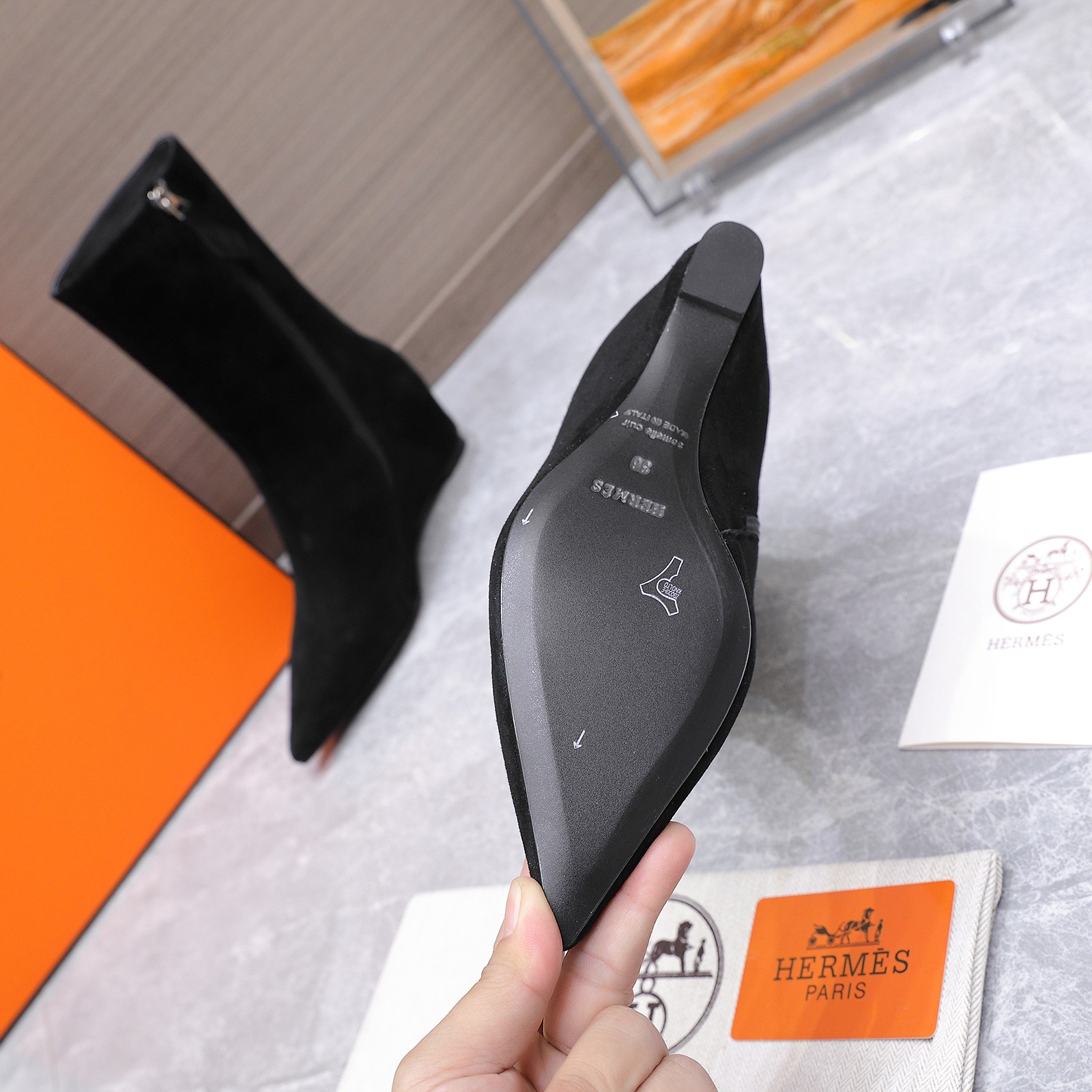 NO:669804,Autumn and winter new Hermès/Hermès new retro minimalist high-pointed short boots —————————————— (11 inches) This pair of retro minimalist boots uses a concise silhouette to find the perfect balance between nostalgia and modernity. It is extremely simple to interpret the fashion philosophy of 'less is luxury' and has become a style item in the autumn and winter wardrobe. The 7cm thick heel has been repeatedly adjusted to the inclination angle, taking into account the upright aura of high heels and the stable feel of flat shoes.  Paired with a silhouette coat to interpret urban power aesthetics. The fabric is made of sheep leather. The inner pads are all sheepskin. The outsole is genuine leather outsole imported from Italy. Size 35-39 (customized 40/41/42), boots, hermes, hermes, boots, flats, high heels, cowhide, sheepskin, sheep, Leather soles19860909秋冬新款 Hermès/爱马仕新品复古极简 内增高尖头短靴 ——————————————（11寸） 这双复古极简短靴以凝练轮廓 在怀旧与摩登间找到完美平衡 极简便诠释出“少即是奢”的时尚哲学 成为秋冬衣橱里的风骨单品. 7cm粗跟经反复调校倾斜角度 兼顾高跟鞋的挺拔气场与平底鞋的稳健脚感 搭配廓形大衣演绎都市权力美学 面料采用羊京/牛皮 内里垫脚均为羊皮 大底意大利进口真皮大底 size35-39（40/41/42定制）,靴子,hermes,hermes,boots,flats,high heels,cowhide,sheepskin,sheep,Leather soles,Women's Shoes