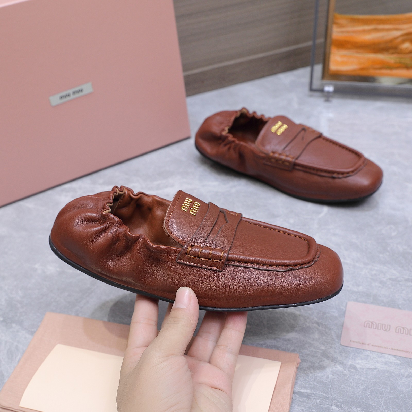 NO:681633,[Top version] MiuMiu Miu Miu new model, new catwalk slip-on slip-on shoes, moral training shoes, ballet shoes, loafers, official spring and summer catwalk new model, fashionable and versatile, can be salty or sweet, does not rub your feet at all, whether worn barefoot or with socks, it is super age-reducing, super invincible and versatile!  Customized Nappa sheepskin upper, sheepskin lining, original rubber outsole, Size# 35-39 (40 41 42 customized, non-returnable) Price, leather shoes, miumiu, loafers, sheepskin, socks19860909【顶级版本】 MiuMiu 缪缪 新款 走秀新款一脚蹬懒人鞋 德训鞋、芭蕾舞鞋 乐福鞋 官方春夏走秀新款,时髦百搭·即可咸又可甜·一点也不磨脚 无论光脚穿还是搭配袜子穿都超级减龄 超级无敌百搭！ 鞋面定制Nappa羊皮 内里垫脚羊皮 鞋底原版橡胶大底 Size# 35-39（40 41 42订做不退换） 价格,皮鞋,miumiu,loafers,sheepskin,socks,Women's Shoes