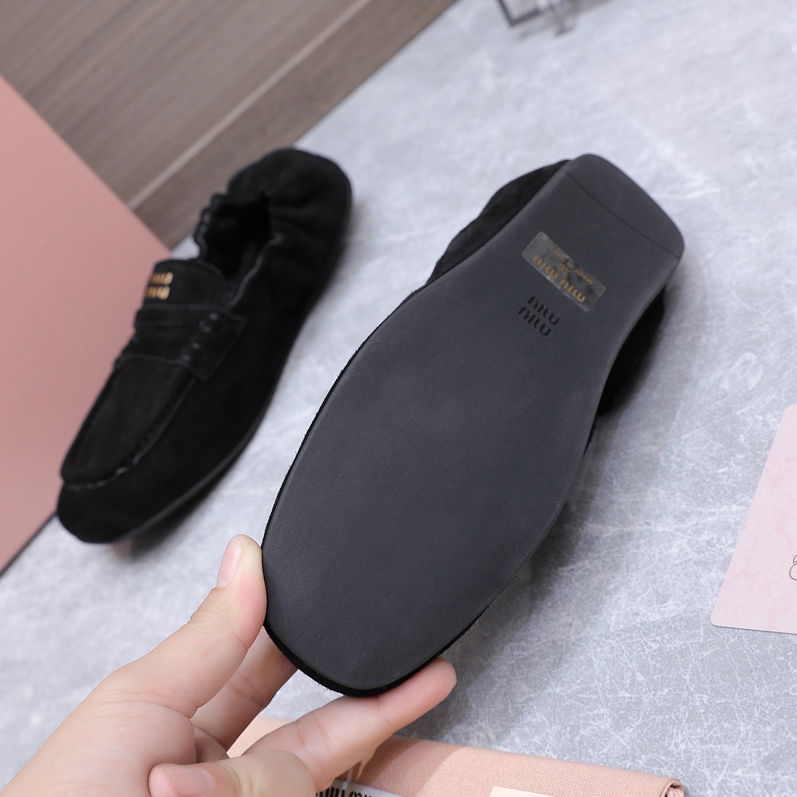 NO:681641,[Top version] MiuMiu Miu Miu new model, new catwalk slip-on slip-on shoes, moral training shoes, ballet shoes, official spring and summer catwalk new model, fashionable and versatile, can be salty or sweet, does not rub your feet at all, whether worn barefoot or with socks, it is super age-reducing and super versatile!  Customized silk fabric for the upper, sheepskin lining for the feet, original rubber outsole for the sole, Size# 35-39 (40 to 41 customized, non-returnable), leather shoes, miumiu, sheepskin, real silk, socks19860909【顶级版本】 MiuMiu 缪缪 新款 走秀新款一脚蹬懒人鞋 德训鞋、芭蕾舞鞋 官方春夏走秀新款,时髦百搭·即可咸又可甜·一点也不磨脚 无论光脚穿还是搭配袜子穿都超级减龄 超级无敌百搭！ 鞋面定制真丝布料 内里垫脚羊皮 鞋底原版橡胶大底 Size# 35-39（40 41订做不退换）,皮鞋,miumiu,sheepskin,real silk,socks,Women's Shoes