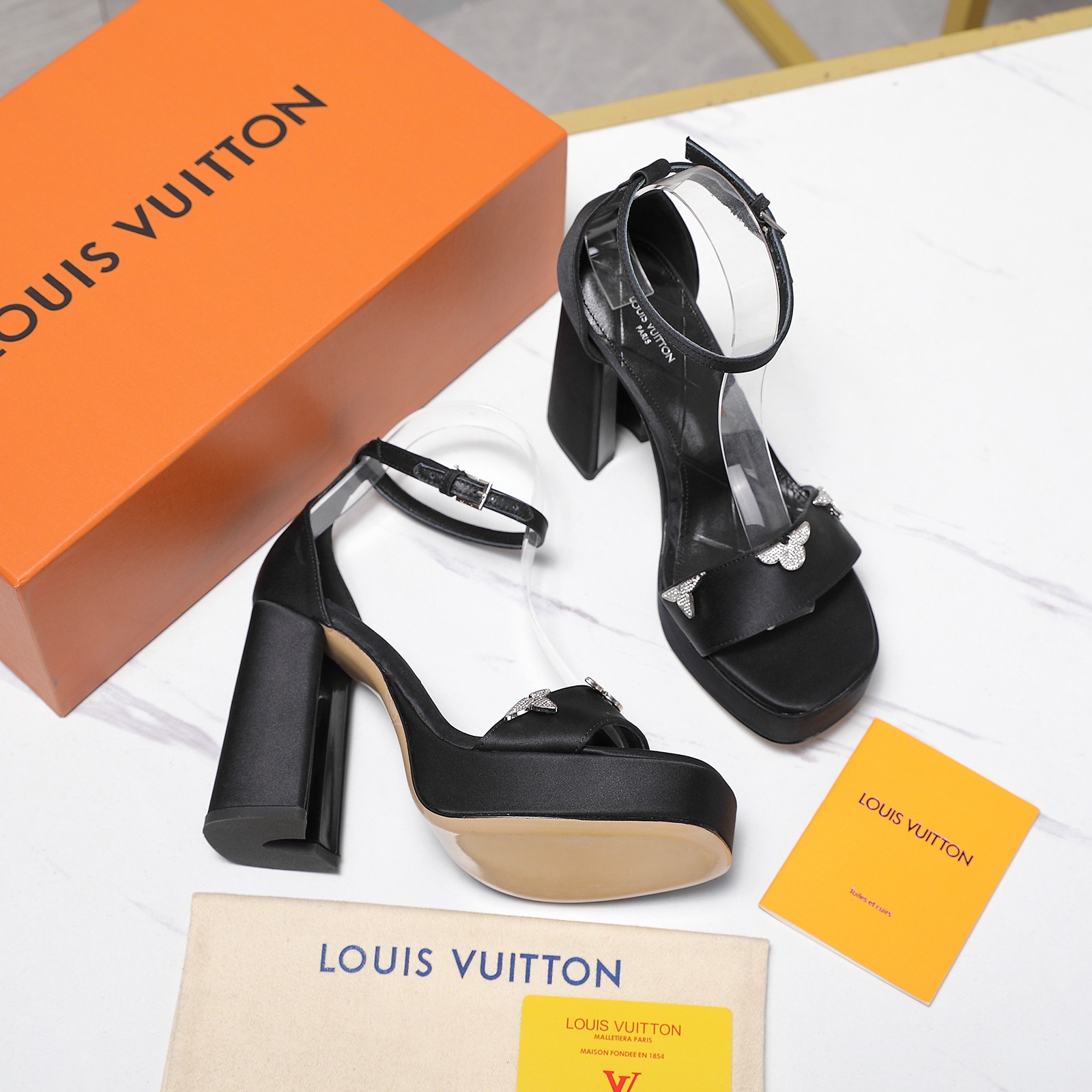 NO:681613,LV Louis Vuitton 26 2026 early spring new products, the top version counter features the latest denim hard label slippers, new hard goods ———————————— Silk upper (delicate feel) Imported goatskin lining inside Outsole genuine leather outsole Heel height 12.5cm Water platform 3cm Shoe size: 35-41 (40, 41, 42 customization is not returnable), high-heeled sandals, louis  vuitton,louis vuitton,sandals,high heels,slippers,sheepskin,real silk,Leather soles19860909LV 路易威登 26 2026 早春新品 顶级版本专柜主打最新款 牛仔布硬标拖鞋 硬货上新 ————————————— 鞋面真丝（手感细腻） 内里进口山羊皮里 大底真皮大底 跟高12.5cm 水台3cm 鞋码: 35-41（40、41、42定制不退换）,高跟鞋凉鞋,louis vuitton,louis vuitton,sandals,high heels,slippers,sheepskin,real silk,Leather soles,Women's Shoes