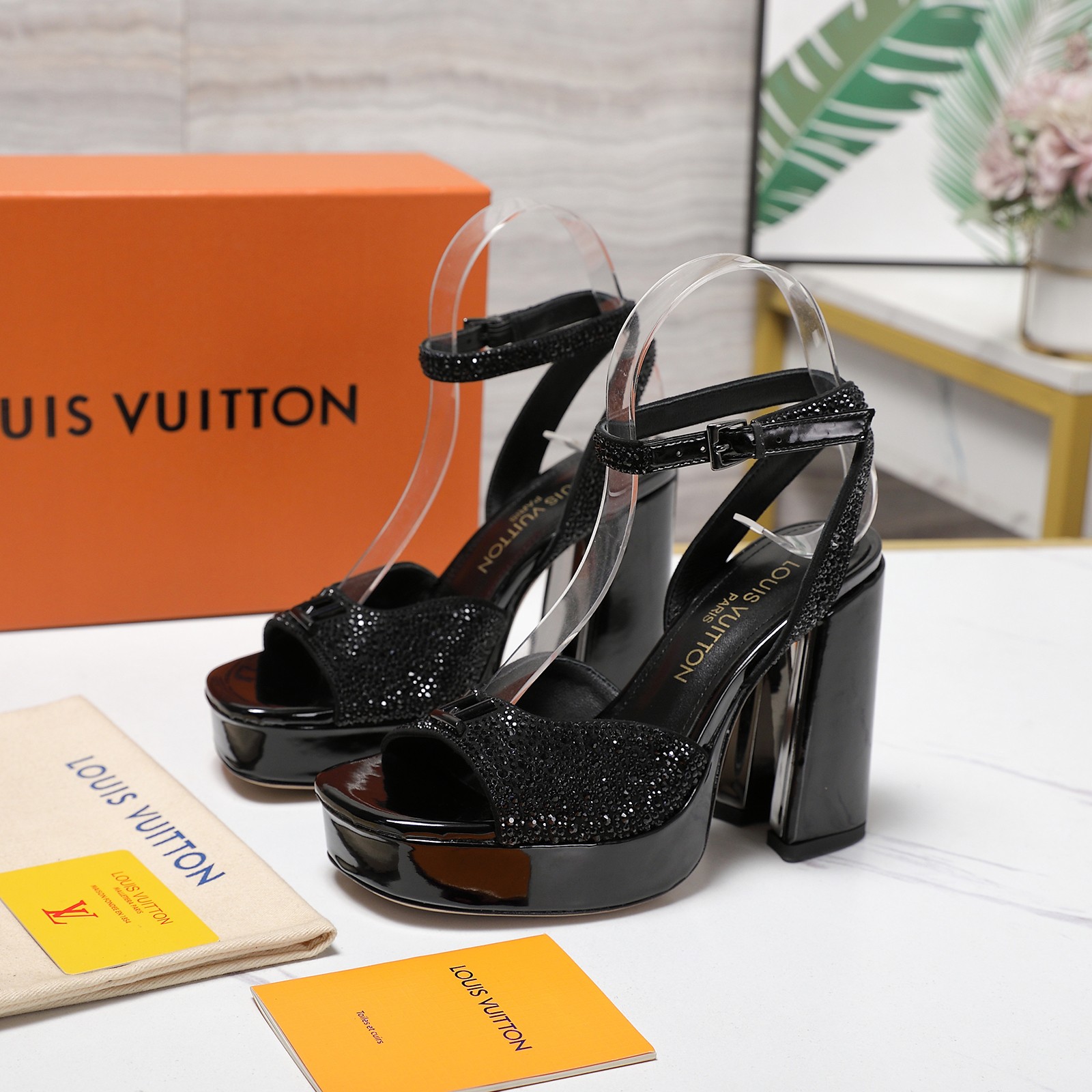 NO:681622,LV Louis Vuitton 26 2026 early spring new products. The top version counter features the latest models. Hard goods are new. ———————————— The upper is hot-drilled (delicate feel). The lining is imported goatskin. The outsole is genuine leather. The heel height is 12.5cm. The platform is 3cm. Shoe size: 35-41 (40, 41, 42 customization is not returnable), high-heeled sandals, louis vuitton, louis  vuitton,sandals,high heels,sheepskin,Leather soles19860909LV 路易威登 26 2026 早春新品 顶级版本专柜主打最新款 硬货上新 ————————————— 鞋面烫钻（手感细腻） 内里进口山羊皮里 大底真皮大底 跟高12.5cm 水台3cm 鞋码: 35-41（40、41、42定制不退换）,高跟鞋凉鞋,louis vuitton,louis vuitton,sandals,high heels,sheepskin,Leather soles,Women's Shoes