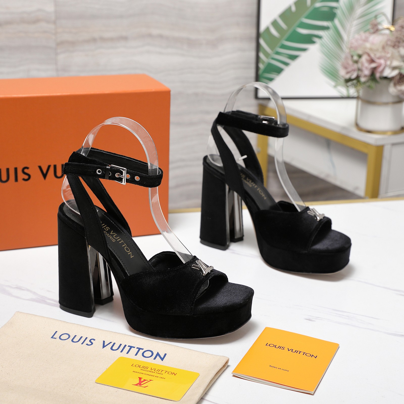 NO:681624,LV Louis Vuitton 26 2026 early spring new product Hentiangao sandals. The top version counter features the latest models. Hard goods are new. —————————— Imported velvet on the upper. Imported goatskin lining on the inside. Genuine leather outsole. Heel height 12.5cm. Water table 3cm. Shoe size: 35-41 (40, 41, 42 customization is not returnable), high-heeled sandals, louis vuitton, louis  vuitton,sandals,high heels,sheepskin,Leather soles19860909LV 路易威登 26 2026 早春新品恨天高凉鞋 顶级版本专柜主打最新款 硬货上新 ————————————— 鞋面进口丝绒 内里进口山羊皮里 大底真皮大底 跟高12.5cm 水台3cm 鞋码: 35-41（40、41、42定制不退换）,高跟鞋凉鞋,louis vuitton,louis vuitton,sandals,high heels,sheepskin,Leather soles,Women's Shoes