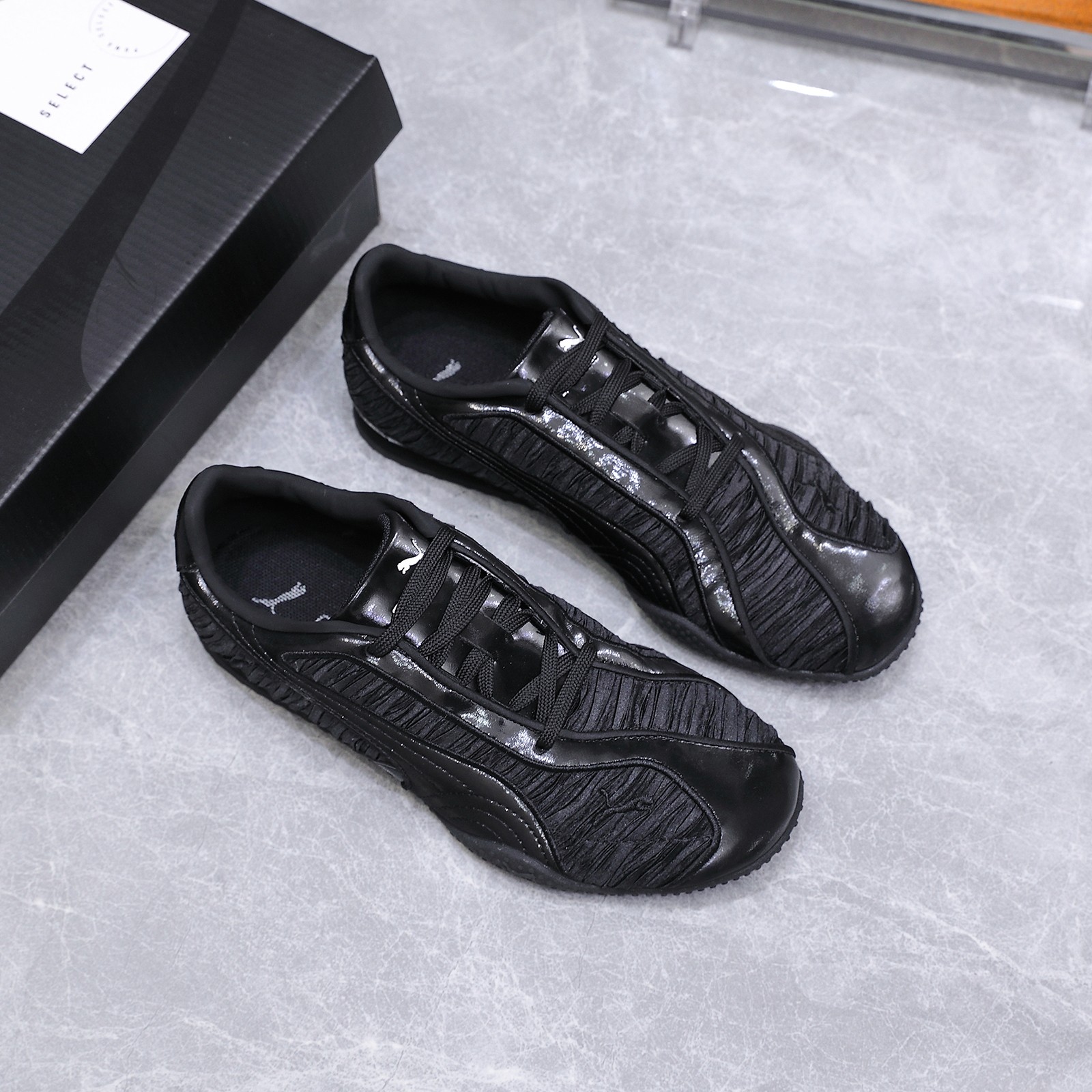 NO:681608,PUMA's retro pleated design sports casual shoes. Following the design route of retro football shoes, it combines classic sports shoe styles with modern texture, which not only has a retro trend, but also can be worn for daily wear. The upper is made of textured embossed material, with bright splicing, which is visually layered and has a high-quality texture; the black and white colors are simple and versatile.  Low top + streamlined shoe body, shoe shape is more pedicure-oriented, retaining the comfort of sports style without looking bulky, suitable for daily wear with casual wear and light sports style. Flat bottom + soft sole, comfortable for walking; light body, taking into account the functionality of sports shoes and the casual sex of casual shoes. The upper is imported pearl calfskin/original cloth, the lining is mesh, the outsole is rubber outsole SIZE35-40, casual shoes/sports shoes, sneakers, cowhide19860909PUMA 彪马复古褶皱设计运动风休闲鞋. 走复古足球鞋的设计路线,将经典运动鞋型与现代质感结合,既有复古潮流感,又能兼顾日常穿搭.鞋面采用纹理压纹材质,搭配亮面拼接,视觉上有层次且质感高级；黑白双色都是简约百搭款. 低帮+流线型鞋身,鞋型偏修脚,既保留了运动款的舒适感,又不会显得笨重,日常搭配休闲装、轻运动风都合适.平底+柔软鞋底,走路脚感舒适；鞋身轻便,兼顾了运动鞋的功能性和休闲鞋的随性感. 鞋面进口珍珠小牛皮/原版布 内里网里 大底橡胶大底 SIZE35-40,休闲鞋/运动鞋,sneakers,cowhide,Women's Shoes