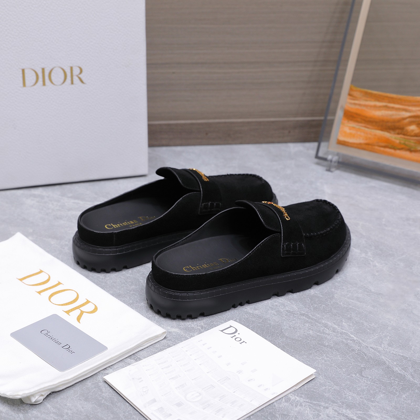 NO:681586,Dio*r Dior D-Boy Mules, toe flat half-slippers, CD letter hardware buckle, thick-soled casual slippers. These Dio*r Boy Mules are a new product of the 2026 early spring ready-to-wear series. They cleverly combine the casual silhouette of clogs with Dio*r's classic couture style logo. They are carefully made of rope beige/black suede cow leather, with a round toe, and the upper is embellished with golden tones Christian Dio*r  Paris logo enhances style. Thick tonal notched sole design, fashionable and comfortable. Customized high mercerized cow suede/ pebbled cowhide leather on the upper, sheepskin lining for the feet, original molded rubber outsole, size 35-41 (35.41 customized, non-returnable), half drag, dior, dior, slippers, cowhide, sheepskin19860909Dio*r 迪奥D-Boy穆勒鞋 包头平底半拖鞋CD字母五金扣厚底休闲拖鞋 这款Dio*r Boy穆勒鞋是二零二六早春成衣系列新品,将木底鞋的休闲廓形与Dio*r的高订风格经典标识巧妙结合.采用绳米色/黑色绒面牛皮革精心制作,搭配圆形鞋头,鞋面点缀以金色调Christian Dio*r Paris标志提升格调.厚实的同色调凹口鞋底设计,时尚舒适. 鞋面定制高丝光牛反绒/荔枝纹牛皮 内里垫脚羊皮 鞋底原版开模橡胶大底 码数35-41（35.41定做不退换）,半拖,dior,dior,slippers,cowhide,sheepskin,Women's Shoes