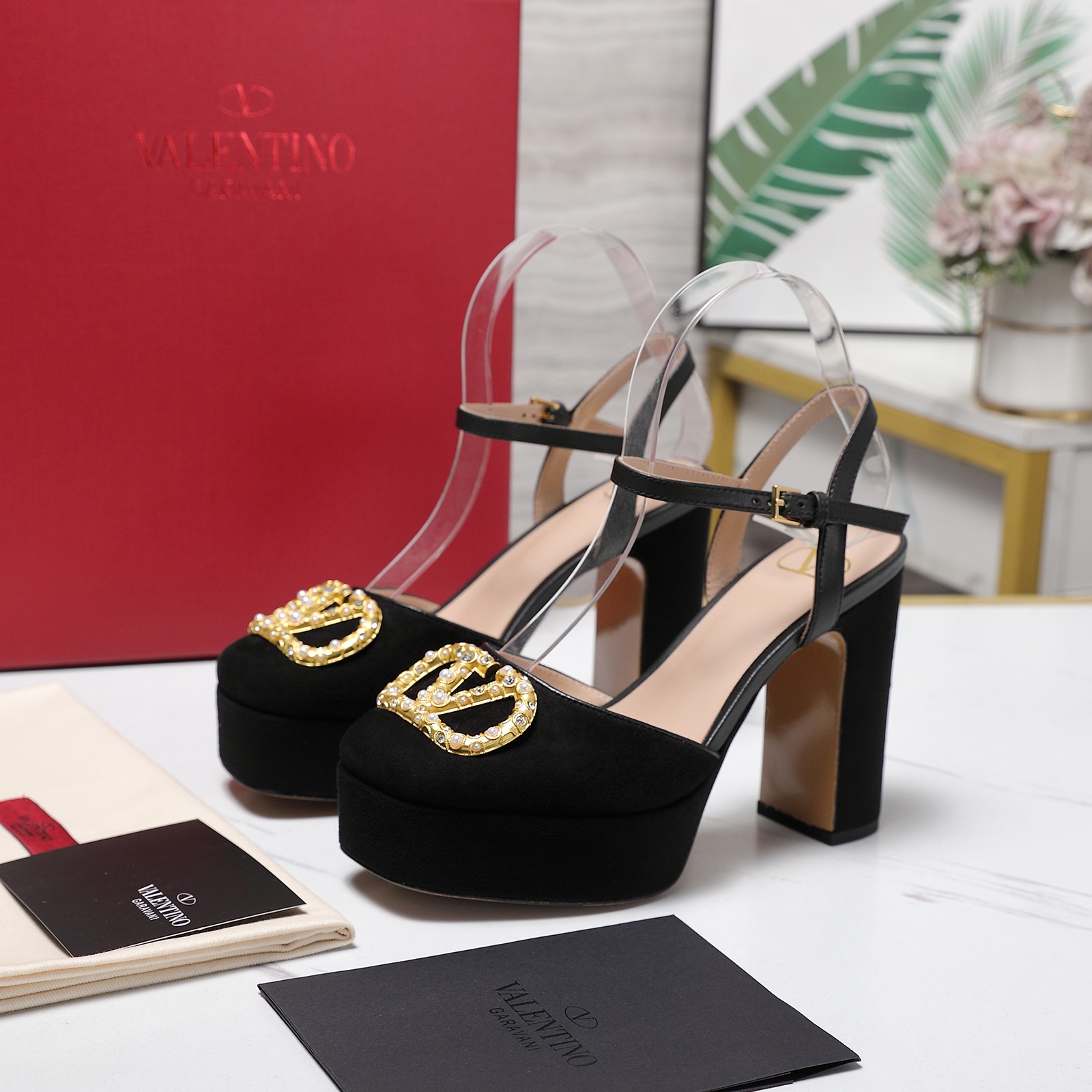 NO:681989,Top purchasing version Valentino/Valentino new model!  2025SS latest diamond buckle metal logo high heel platform sandals!  Purchase the original version and get a 1:1 top-quality replica!  Exquisite last design, perfect side arc!  Answer: Valentino embroidered thick-soled platform sandals. Valentino is decorated with exquisite pearl and diamond buckles, full of retro elegance. The thick high-heeled design is comfortable and elegant, and the T-strap + adjustable buckle makes it more stable to wear. The thick sole not only increases the height, but is also very comfortable, and can be easily controlled in daily life or special occasions. The hand-made details are a plus, and the grade A leather outsole imported from Italy is selected to give you an authentic foot feel!  The first choice for high-end customers to purchase [Material] Original imported deerskin for uppers Original imported sheepskin for lining Original molded imported genuine leather outsole [Water height] Front 3cm Back 11CM [Number of yards] 35-43 yards (41 42 43 customized) [Packaging] Configured with original packaging, high heels and sandals, valentino, valentino, sandals, high heels, sheepskin, Leather soles19860909顶级代购版本 Valentino/华伦天奴新秀款！ 2025SS最新钻扣金属logo 高跟水台凉鞋！原版购入1:1顶级复刻！精致的楦型设计,侧身弧线完美！ 答 Valentino 刺绣厚底水台凉鞋 Valentino 搭配精致珍珠钻扣装饰,复古优雅感满满＋.粗高跟设计,舒适又显气质, T 字带＋可调节扣带,穿着更稳固.厚底不仅增高,还很舒适,日常或特殊场合都能轻松驾驭.手工细节超加分, 精选意大利进口A级真皮大底,带给您正品级的脚感！供高端客户代购首选【材质】 鞋面原版进口鹿皮 内里原版进口羊皮 大底原版开模进口真皮大底【水台高】 前 3cm 后 11CM【码数】35-43码（41 42 43定做）【包装】配置原版包装,高跟鞋凉鞋,valentino,valentino,sandals,high heels,sheepskin,Leather soles,Women's Shoes