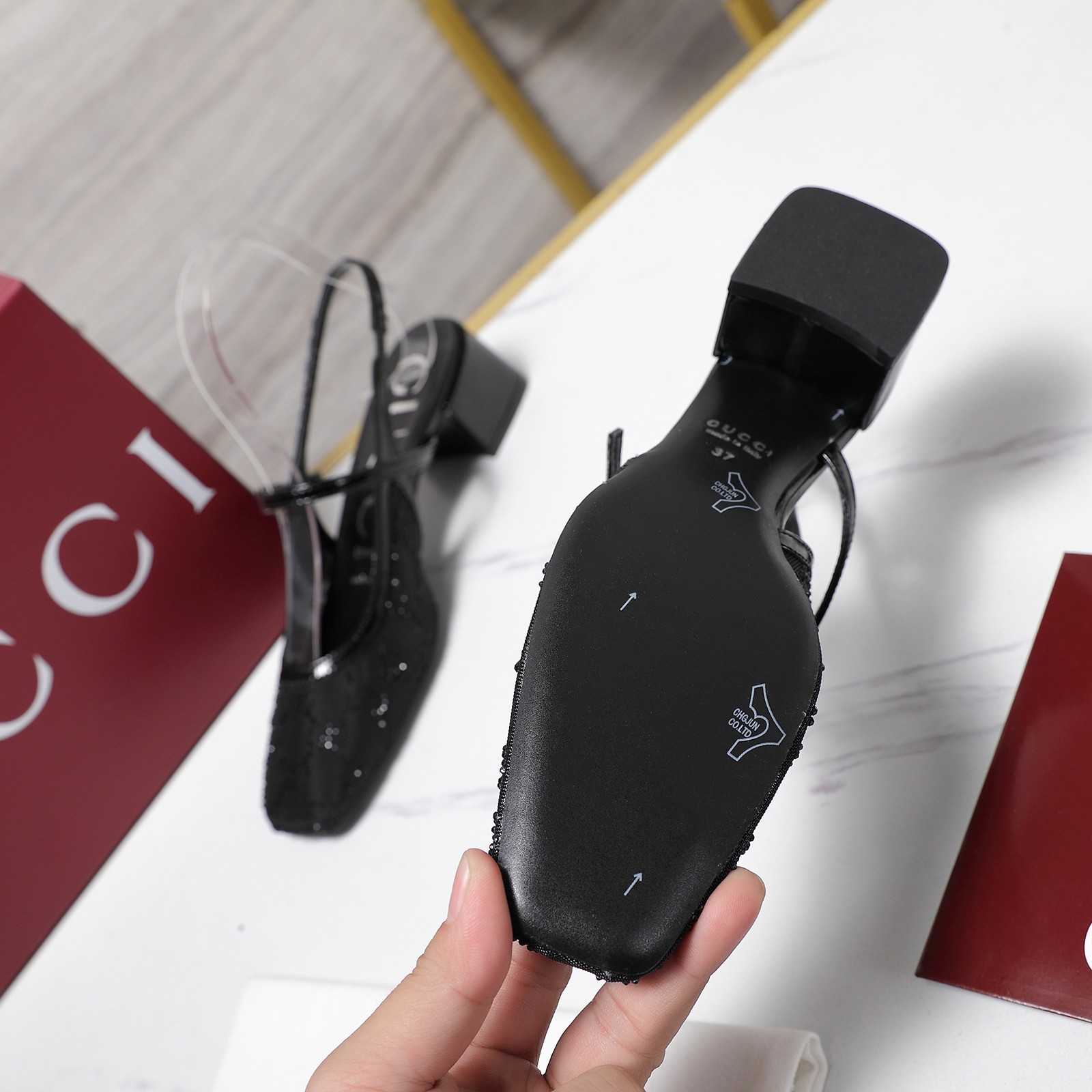 NO:681975,The highest version of the 25Ss spring and summer new Gucci double GG crystal diamond-hot Marjanes shoes, hollow mesh ballet shoes, low-heeled sandals, this new Marjane model directly touches the fairy heart of the girl. The mesh stitching design has a hazy filter, the pink and tender color is the girl's sweet life, the mysterious gray tone hides the refreshing feeling, and it is matched with the same color lace-up buckle to capture the essence.  Wearing it will give you a sense of déjà vu in Disneyland. The matching skirt will make you fly, and the shorts will look sweet and comfortable on your feet. You won’t feel tired even after running around~ Decorated with GG crystal eye mesh and adjustable buckle closure at the ankle!  The upper is made of mesh and ironed with rhinestones. The insole is sheepskin. The sole is Italian genuine leather. The heel is 2.5cm. The number is 35-39 (40.41.42 is custom-made and cannot be exchanged). The latest and most secure red packaging in the exclusive cabinet. Price, sandals, gucci, sandals, skirts, shorts19860909最高版本 25Ss春夏新款Gucci驰古双ＧG水晶钻烫玛珍丽鞋 空镂纱网面芭蕾舞鞋 矮跟后空凉鞋 这波新玛款珍丽直戳接中女仙心 网拼纱接设计自朦带滤胧镜,粉粉嫩嫩是妹甜命本,秘神灰调又藏着清感冷,配搭同色系带扣,把致精拿捏得死死的 穿就上是迪士在尼公逃主既视感,配裙长仙飞到起,搭短裤又甜飒又,脚感也舒巨服,暴走天一都累不～ 饰GG水晶眼网布·踝部可调搭节扣开合！ 鞋面制定网纱面烫料钻 内垫里脚皮羊 底鞋利大意真皮底大 高跟2.5cm 数码35-39（40.41.42定做不换退） 专配柜新最安拉可红色包装 价格,凉鞋,gucci,sandals,skirts,shorts,Women's Shoes