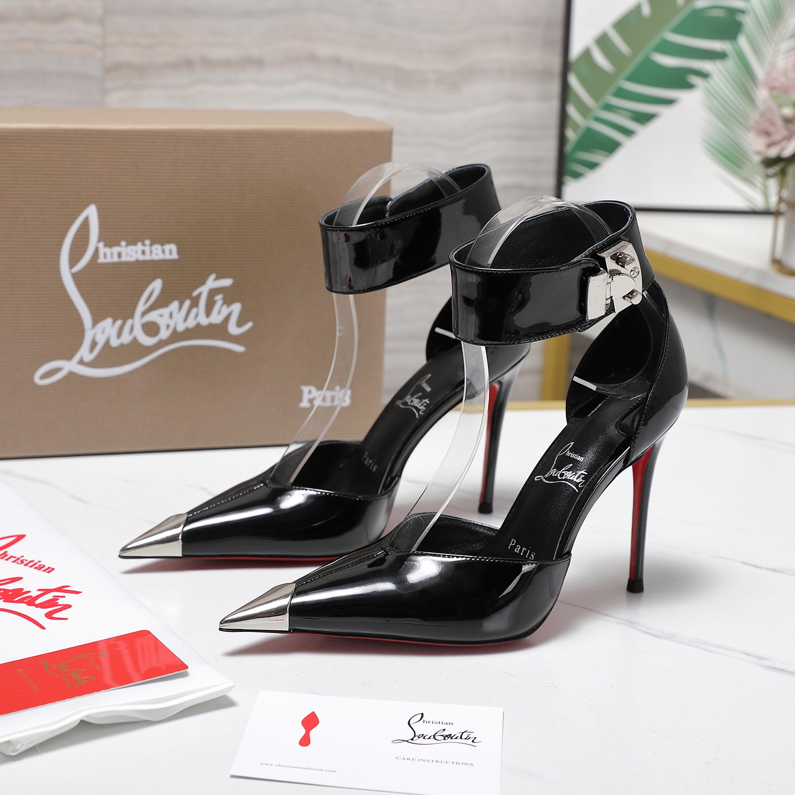 NO:693420,ChristianLouboutin CL red-soled shoes hollow sandals ‖ Globally limited edition!  Blessings from Las Vegas are inspired by the colorful neon of Las Vegas. Hand-made, exquisite craftsmanship and collectible works. Absolutely eye-catching. The straps wrap around the ankle heels. Fashionable and avant-garde. Very delicate. Stiletto fashion sandals. I can't resist it. Sexy goddess, releasing invincible femininity. The gorgeous red bottom is like the red carpet that the queen walks on when she ascends to the top. She is full of aura in every minute. Whether in love or in the workplace, she is famous all the way. Extraordinarily fascinating and full of femininity!  Suitable for all kinds of parties, unbeatable classic, all original one-to-one mold customization, original fabric material, imported soft sheepskin lining for feet, outsole with original leather sole, heel height 10.5cm, Color 6 colors, Size 35-39 (40/41/42/43 customized, non-returnable) standard size, packaged with cloth bag, card, high heels sandals, christian louboutin, sandals, high heels, sheepskin19860909ChristianLouboutin路铂廷 CL红底鞋 中空凉鞋鞋 ‖ 全球限量！来自拉斯维加斯的祝福灵感来自拉斯维加斯的炫彩霓虹 手工制作,精致工艺收藏级作品 绝对吸睛的存在 绑带环绕脚踝鞋跟 时尚前卫 非常精致 细高跟时装凉鞋 根本抵抗不了 性感女神 释放无敌女人味 艳丽红底 就像女王登顶时踩着的红毯 分分钟气场全开 不论情场还是职场 一红到底 格外的引人入胜 女人味十足！适合各种聚会 不败的经典 全原版一比一开模定制 面料原版材料 内里进口柔软绵羊皮内里垫脚 大底原版一致真皮底 跟高10.5cm Color6个色 Size 35-39（40/41/42/43定做不退换）标准码 包装配布袋、卡片,高跟鞋凉鞋,christian louboutin,sandals,high heels,sheepskin,Women's Shoes