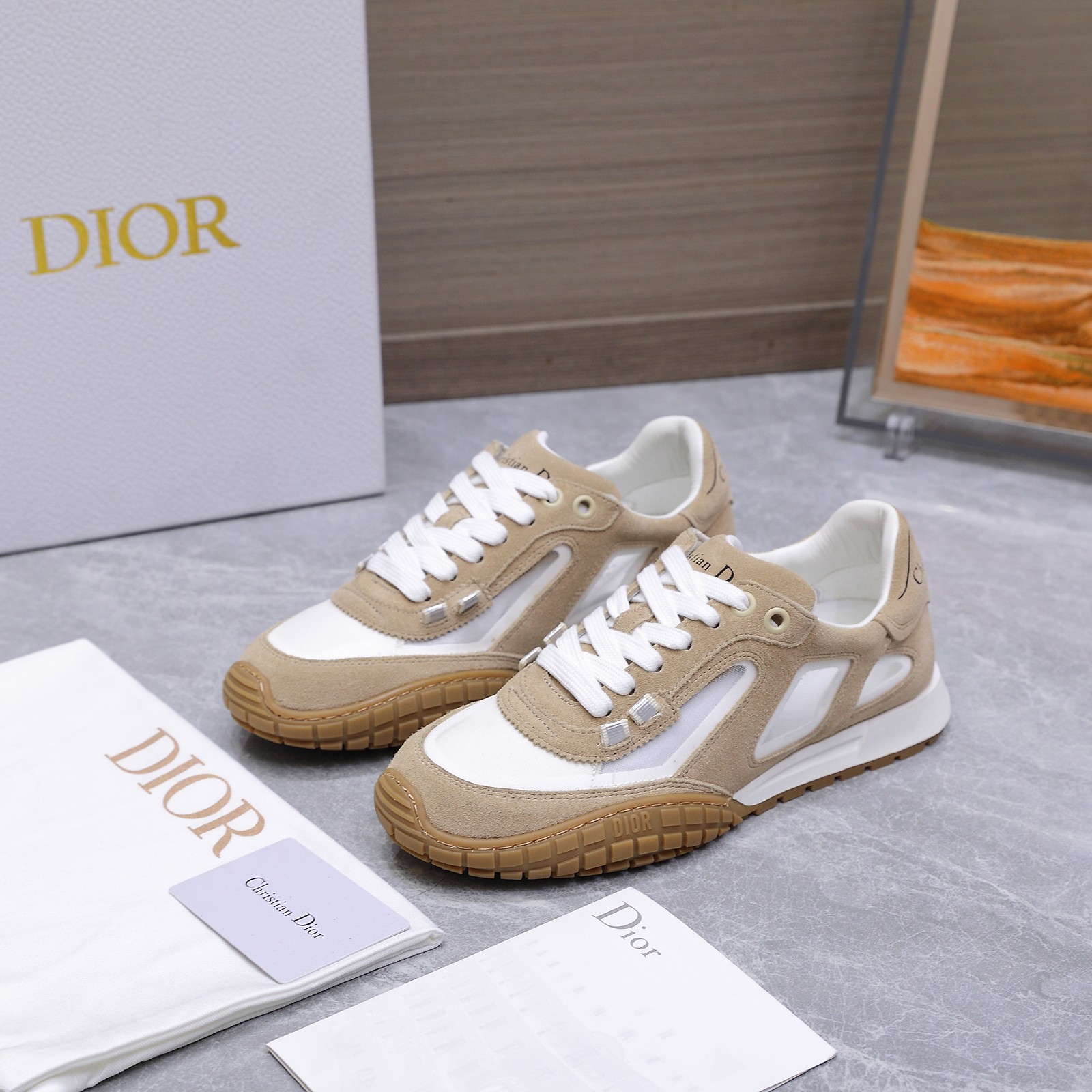 NO:693417,Dior Tech sneakers Dior's new sports style Dior Tech is now online ~ Exquisite color matching, autumn and winter atmosphere ~ This Dior Tech sneaker is a new product of the 2026 early spring ready-to-wear series, with fashionable details, highlighting retro aesthetics. Cow leather and suede cow leather uppers are paired with transparent mesh fabric side splicing, and the heel and tongue are embellished with the Christian Dior Paris logo. The textured Dior logo sole of the same color adds a high-end style.  Upper material fabric, cow split leather, cow leather heel and tongue decorated with Christian Dior Paris logo. Textured Dior logo rubber sole decorated with Christian Dior's lucky star symbol. Size: women's 35-41 (women's 41 is custom-made and non-returnable), men's 39-46 (45/46 is custom-made and non-returnable), casual shoes/sports shoes, dior, dior, sneakers, cowhide19860909Dior Tech 运动鞋迪奥 新款 运动款迪奥Tech全新上线啦～ 精美配色,秋冬氛围款～这款 Dior Tech 运动鞋是二零二六早春成衣系列新品,搭配时尚细节,彰显复古美学.牛皮革和绒面牛皮革鞋面,搭配透明网眼织物侧面拼接,后跟和鞋舌点缀以 ChristianDior Paris 标志.富有纹理的同色调 Dior 标志鞋底增添高订风范. 帮面材质织物,牛剖层革,牛皮革后跟和鞋舌饰以 Christian Dior Paris 标志 富有纹理的 Dior 标志橡胶鞋底饰以 Christian Dior 的幸运星符号.码数:女款35-41（女41定做不退换）,男款39-46（45/46定做不退换）,休闲鞋/运动鞋,dior,dior,sneakers,cowhide,Women's Shoes