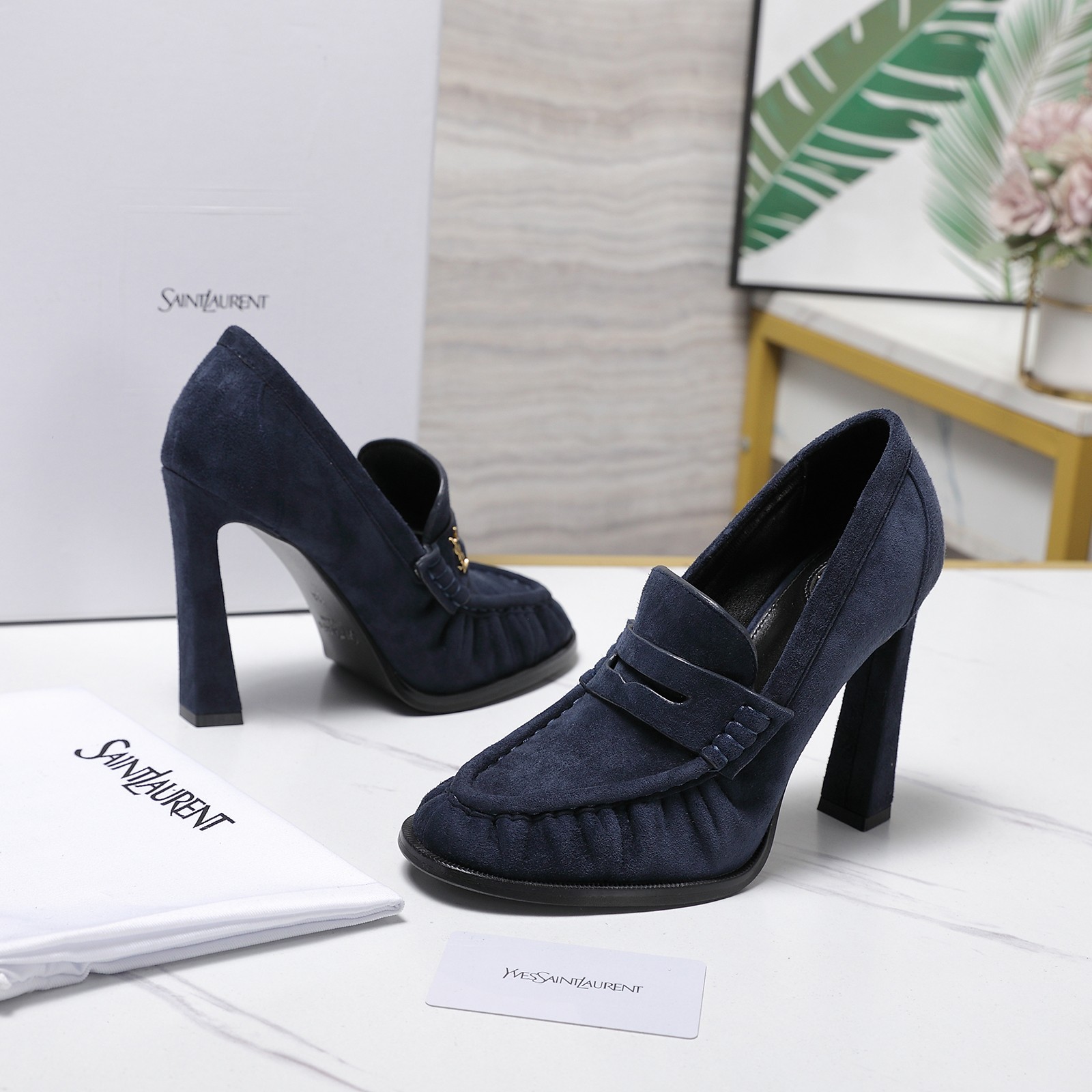 NO:696501,Top quality product Saint Laurent fw26 new arrival~ YSL LE LOAFER high-heeled shoes series 26Fw spring and summer new retro texture eel pattern pleated heel high-heeled shoes / mule suede suede old money style high-heeled shoes / half slippers, one-slip shoes for leisure  The signature pleated shoes have wrinkled toes and hand-crafted Xinka stitching, giving them a relaxed and relaxed feel; the body shoes are a classic loafer design, with a gold YSL logo, which is simple and recognizable.  Leather lining + large genuine leather sole, both texture and comfort are online. It has strong style adaptability and can be worn with both formal wear (suits/skirts) to fine-tune the line, as well as casual wear, jeans/shirts, creating a relaxed feeling. It is a lightweight luxury item that can be worn with 'multiple shoes'. The top shoe is cowhide/fetal cowhide reverse/cowhide oil. The inner foot pad is silk sheepskin. The sole shoe is Italy's large layer double thick leather real outsole.  High heels 10cm, digital 35-42 (40.41.42 made to order, non-exchangeable) price, loafers high heels, saint laurent, saint laurent, loafers, high heels, skirts, chamois leather19860909级顶质品 Saint Laurent 罗圣兰fw26 new arrival～ YSL LE LOAFER高乐跟福鞋列系 26Fw春夏新款复古质感鱼鳗纹褶皱跟高乐鞋福/穆鞋勒麂皮绒面老钱风高跟单鞋/半拖鞋脚一蹬鞋闲休 标褶性志鞋皱头+手莫工辛卡缝线,带自复松古弛感；身鞋是乐福鞋经典蹬脚一设计,搭金配属YSL志标,约简又有辨度识. 革皮衬内+真皮底大,质感和适舒都度在线.格风适配强性,能既搭正装（装西/装裙）精走路致线,也能配休闲装,牛裤仔/衣卫,打造弛松感,于属“多鞋一穿”轻的奢品单. 面鞋牛皮/胎牛绒反/牛皮油 里内脚垫绸丝皮羊 底鞋意利大层双厚加皮真大底 高跟10cm 数码35-42（40.41.42做定不换退） 价格,乐福鞋高跟鞋,saint laurent,saint laurent,loafers,high heels,skirts,chamois leather,Women's Shoes