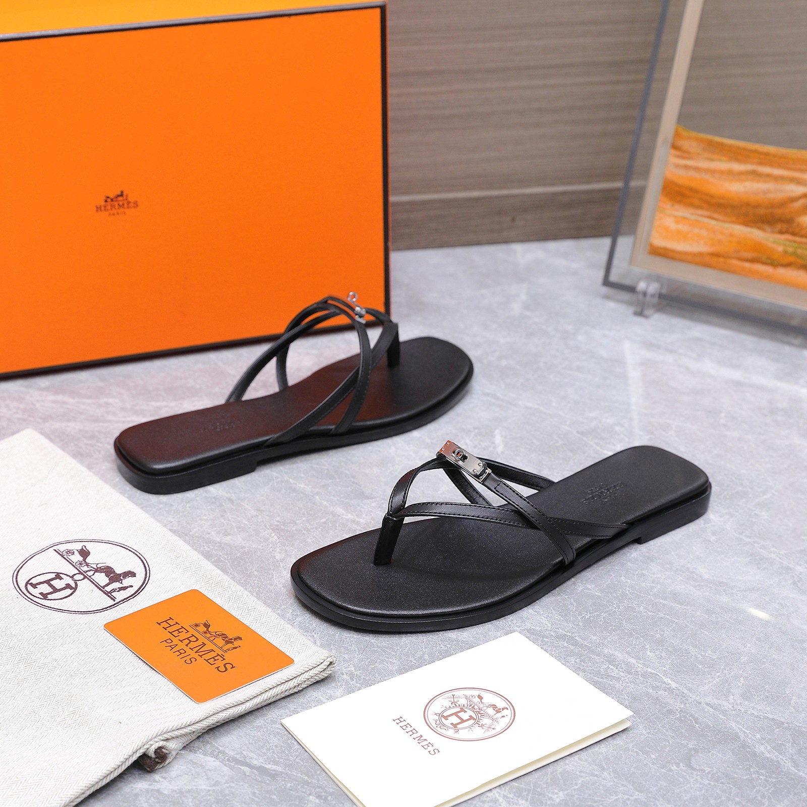 NO:696450,Top quality Hermes Miss sandals series H classic Kelly buckle flip-flops thin strap flip-flops calfskin sandals with a mini version of the classic Kelly shoe buckle. The interwoven design presents a simple summer look. Calfskin upper, sheepskin lining, Italian grade A genuine leather outsole, size 35-39 (40.41.42 custom-made, non-returnable)  price,split toe shoes,hermes,hermes,sandals,slippers,cowhide,sheepskin,Leather soles19860909顶级品质 Hermes 爱马仕 Miss凉鞋系列 H家经典Kelly扣人字拖鞋细带夹趾平底凉拖鞋 小牛皮凉鞋,搭配迷你版本的经典Kelly鞋扣.交织设计呈现简约夏日造型. 鞋面小牛皮 内里垫脚羊皮 鞋底意大利A级真皮大底 码数35-39（40.41.42定做不退换） 价格,分趾鞋,hermes,hermes,sandals,slippers,cowhide,sheepskin,Leather soles,Women's Shoes