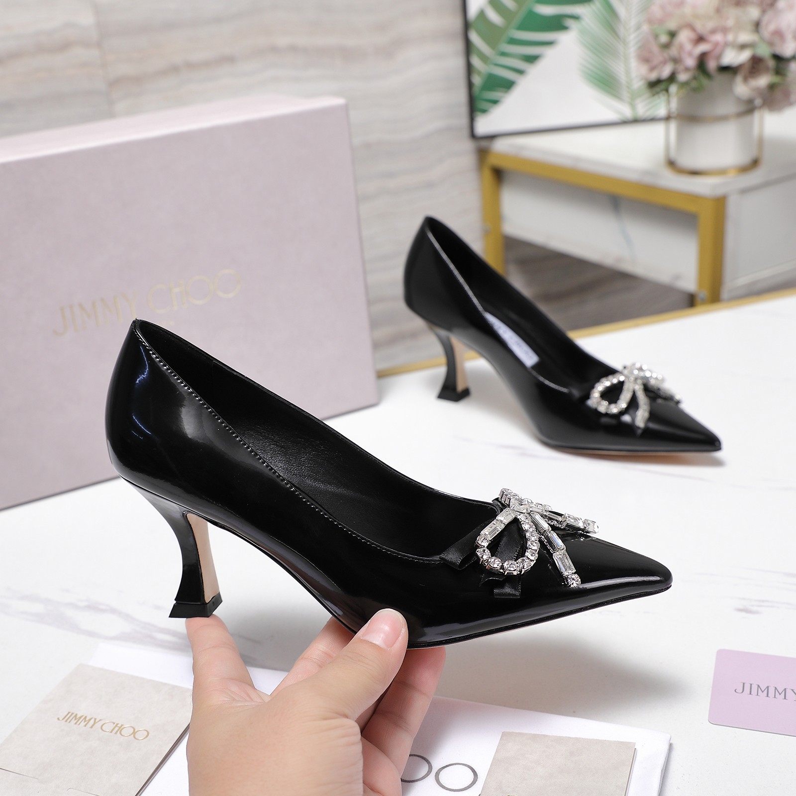 NO:696441,Jimmy Choo26WF new early spring pointed-toe rhinestone bow high-heeled shoes, where retro elegance and modern sparkle collide. The toe is decorated with hand-inlaid Czech rhinestone bows. The diamonds are firmly attached through high-temperature hot-pressing technology. They reflect the star-like brilliance between the flow of light and shadow. Eye-catching highlights of blingbling are everywhere in every gesture. Smart butterflies seem to inject romantic vitality into the shoes.  The calm block heel design combines stability and elegance. Whether paired with a French satin long skirt to create a gentle evening style, or paired with neat suit pants to create a strong heroine in the workplace, or paired with casual denim to release casual charm, it can be seamles19860909Jimmy Choo26WF早春新品尖头 水钻蝴蝶结高跟鞋 当复古优雅与摩登闪耀撞个满怀 鞋头缀以手工镶嵌的捷克水钻蝴蝶饰结 颗颗晶钻经高温热压工艺牢牢贴合 在光影流转间折射出星河般的璀璨光泽 举手投足间皆是blingbling的吸睛亮点 灵动蝴蝶仿佛为鞋履注入浪漫生机 沉稳粗跟设计兼顾稳当脚感与优雅增高 无论是搭配法式缎面长裙演绎温柔晚宴风 还是衔接利落西装裤打造职场大女主气场 亦或是适配休闲牛仔释放随性魅力, 都能无缝融入多元穿搭场景. 这双鞋以奢华质感与灵动设计 让每一次迈步都成为焦点 藏起时光沉淀的复古韵味 亦彰显当下的摩登态度 诠释属于女性的丰蕴魅力与极致精致. 面料采用原版定制皮料 内里踮脚均为羊皮 意大利进口真皮大底 跟高1.5㎝/7㎝ size35-42（34/40/41 42定制）,高跟鞋单鞋,jimmy choo,high heels,skirts,business suit,sheepskin,Leather soles,Women's Shoes