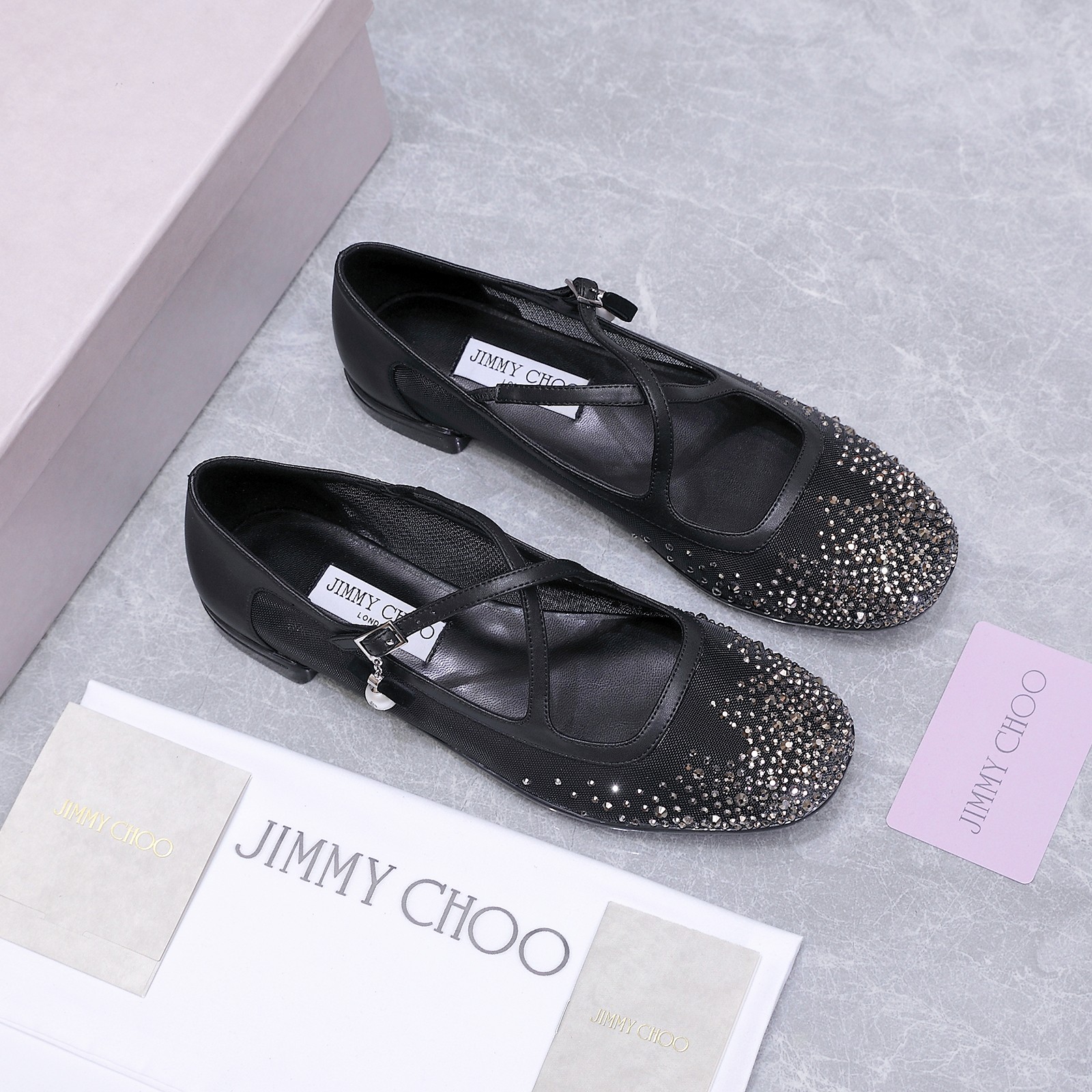 NO:696433,Jimmy Choo/JC classic cross-strap rhinestone mesh flat Mary Jane shoes, recalling the millennium craze, fixed and exquisite edge, colliding with the new generation aesthetics with the brand's iconic luxury style, embodying the 'ultimate charm' theme of the Milan show as the scenery under one's feet. The light mesh outlines the transparent outline, suitable for the breathable texture of spring and summer. The hand-inlaid rhinestones flow with tiny sparkles as you step, replicating the dazzling aura of the fashion icons of the 00s.  The cross-strap design reconstructs the classic Mary Jane gene, which not only continues the retro charm, but also injects a sense of modern neatness, which coincides with the brand's 'fun and sophistication' fusion aesthetic. Whether it is worn with a skirt for an appointment or for daily commuting, it can interpret the calmness and interest of JC women with confident steps, making every step a wonderful dialogue between retro and modern. The fabric is made of original custom mesh, and the lining of the tiptoe is all lambskin. The original molded custom anti-slip outsole  size35-39 (customized 34/40/41), ballet shoes, jimmy choo, jimmy choo, mary jane, skirts, sheepskin19860909Jimmy Choo/吉米周JC经典交叉带 水钻网纱平底玛丽珍鞋 回溯千禧热潮 定格精致锋芒 以品牌标志性奢华格调碰撞新世代审美 将米兰秀场的'极致魅力'主题具象为足下风景 . 轻盈网纱勾勒通透轮廓 适配春夏的透气质感中 手工镶嵌的水钻随步履流转细碎光芒 复刻00年代时尚偶像的耀眼气场. 交叉绑带设计重构经典玛丽珍基因 既延续复古韵味,又注入现代利落感 与品牌的'玩趣与精致'融合美学不谋而合. 无论是搭配裙装赴约,还是通勤日常 都能以自信步履诠释JC女性的从容意趣 让每一步都成为复古与摩登的精彩对话 面料采用原版定制网纱 内里踮脚均为小羊皮 原版开模定制防滑大底 size35-39（34/40/41定制）,芭蕾舞鞋,jimmy choo,jimmy choo,mary jane,skirts,sheepskin,Women's Shoes