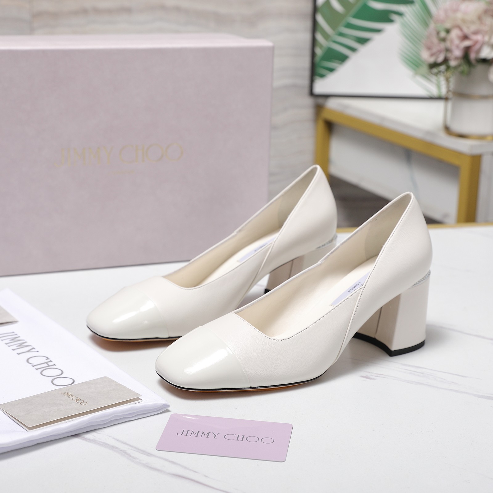 NO:696469,Jimmy Choo/Jimmy Choo JC classic thick-heeled shoes and electroplated thick-heeled Mary Jane shoes recall the Millennium craze, freeze the exquisite edge, and collide with the new generation aesthetics with the brand's iconic luxury style. The theme of 'Ultimate Charm' of the Milan show is embodied as the scenery under one's feet. The light mesh outlines the transparent outline, which is suitable for the breathable texture of spring and summer. The hand-set rhinestones flow with tiny sparkles as you step, replicating the dazzling aura of the fashion icons of the 00s.  The design reconstructs the classic Mary Jane gene, which not only continues the retro charm, but also injects a sense of modern neatness, which coincides with the brand's 'fun and exquisite' fusion aesthetic. Whether it is worn with a skirt for an appointment or for daily commuting, it can interpret the calmness and interest of JC women with confident steps, making every step a wonderful dialogue between retro and modern. The fabric is made of original sheepskin, and the lining of the tiptoe is all lambskin. The original molded custom-made non-slip outsole with a heel height of 6.5CM  size35-39 (customized 34/40/41), high heels sandals,jimmy choo,jimmy choo,sandals,mary jane,high heels,skirts,sheepskin19860909Jimmy Choo/吉米周JC经典粗跟单鞋 电镀片粗跟玛丽珍鞋 回溯千禧热潮 定格精致锋芒 以品牌标志性奢华格调碰撞新世代审美 将米兰秀场的'极致魅力'主题具象为足下风景 . 轻盈网纱勾勒通透轮廓 适配春夏的透气质感中 手工镶嵌的水钻随步履流转细碎光芒 复刻00年代时尚偶像的耀眼气场. 设计重构经典玛丽珍基因 既延续复古韵味,又注入现代利落感 与品牌的'玩趣与精致'融合美学不谋而合. 无论是搭配裙装赴约,还是通勤日常 都能以自信步履诠释JC女性的从容意趣 让每一步都成为复古与摩登的精彩对话 面料采用原版羊皮 内里踮脚均为小羊皮 原版开模定制防滑大底 跟高6.5CM size35-39（34/40/41定制）,高跟鞋凉鞋,jimmy choo,jimmy choo,sandals,mary jane,high heels,skirts,sheepskin,Women's Shoes