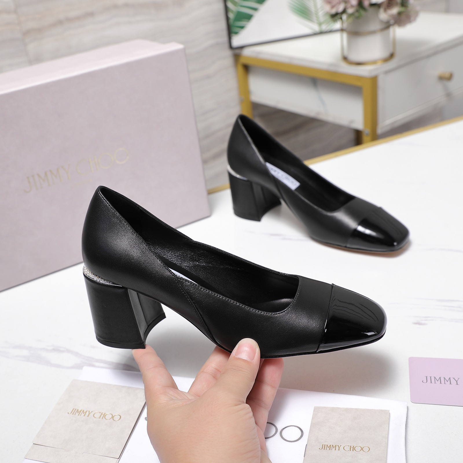 NO:696445,Jimmy Choo/Jimmy Choo JC classic thick-heeled shoes and electroplated thick-heeled Mary Jane shoes recall the Millennium craze, freeze the exquisite edge, and collide with the new generation aesthetics with the brand's iconic luxury style. The theme of 'Ultimate Charm' of the Milan show is embodied as the scenery under one's feet. The light mesh outlines the transparent outline, which is suitable for the breathable texture of spring and summer. The hand-set rhinestones flow with tiny sparkles as you step, replicating the dazzling aura of the fashion icons of the 00s.  The design reconstructs the classic Mary Jane gene, which not only continues the retro charm, but also injects a sense of modern neatness, which coincides with the brand's 'fun and exquisite' fusion aesthetic. Whether it is worn with a skirt for an appointment or for daily commuting, it can interpret the calmness and interest of JC women with confident steps, making every step a wonderful dialogue between retro and modern. The fabric is made of original sheepskin, and the lining of the tiptoe is all lambskin. The original molded custom-made non-slip outsole with a heel height of 6.5CM  size35-39 (customized 34/40/41), high heels mary jane, jimmy choo, jimmy choo, mary jane, high heels, skirts, sheepskin19860909Jimmy Choo/吉米周JC经典粗跟单鞋 电镀片粗跟玛丽珍鞋 回溯千禧热潮 定格精致锋芒 以品牌标志性奢华格调碰撞新世代审美 将米兰秀场的'极致魅力'主题具象为足下风景 . 轻盈网纱勾勒通透轮廓 适配春夏的透气质感中 手工镶嵌的水钻随步履流转细碎光芒 复刻00年代时尚偶像的耀眼气场. 设计重构经典玛丽珍基因 既延续复古韵味,又注入现代利落感 与品牌的'玩趣与精致'融合美学不谋而合. 无论是搭配裙装赴约,还是通勤日常 都能以自信步履诠释JC女性的从容意趣 让每一步都成为复古与摩登的精彩对话 面料采用原版羊皮 内里踮脚均为小羊皮 原版开模定制防滑大底 跟高6.5CM size35-39（34/40/41定制）,高跟鞋玛丽珍,jimmy choo,jimmy choo,mary jane,high heels,skirts,sheepskin,Women's Shoes