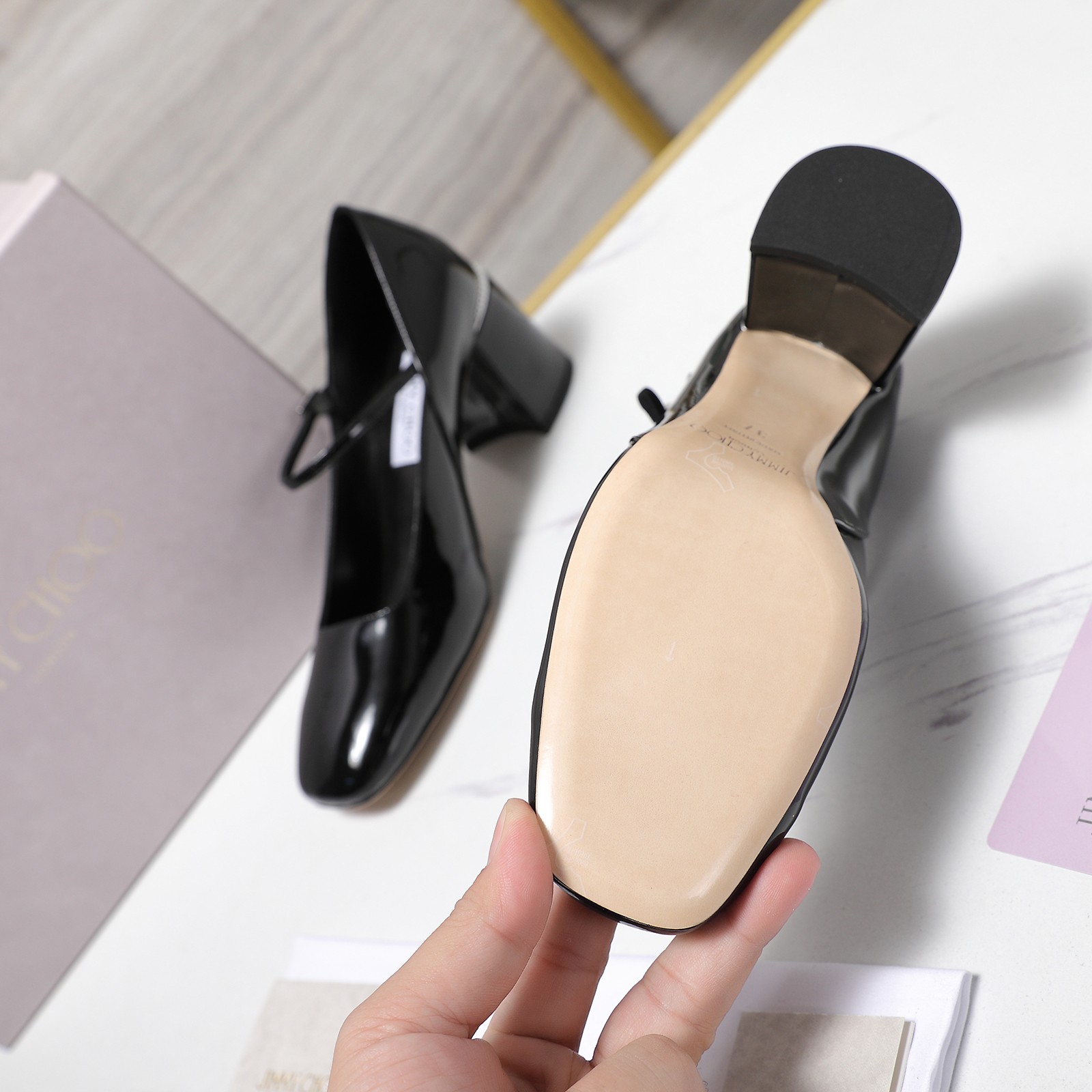 NO:696451,Jimmy Choo/Jimmy Choo JC classic thick-heeled shoes and electroplated thick-heeled Mary Jane shoes recall the Millennium craze, freeze the exquisite edge, and collide with the new generation aesthetics with the brand's iconic luxury style. The theme of 'Ultimate Charm' of the Milan show is embodied as the scenery under one's feet. The light mesh outlines the transparent outline, which is suitable for the breathable texture of spring and summer. The hand-set rhinestones flow with tiny sparkles as you step, replicating the dazzling aura of the fashion icons of the 00s.  The small pearl pendant design reconstructs the classic Mary Jane gene. It not only continues the retro charm, but also injects a sense of modern neatness. It coincides with the brand's 'fun and exquisite' fusion aesthetic. Whether it is worn with a skirt for an appointment or for daily commuting, it can interpret the calmness and fun of JC women with confident steps, making every step a wonderful dialogue between retro and modern. The fabric is made of original cow patent leather, and the lining of the toes is all lambskin. The original molded custom-made non-slip outsole has a heel height of 6.5CM.  size35-39 (customized 34/40/41), high heels mary jane, jimmy choo, jimmy choo, mary jane, high heels, skirts, sheepskin19860909Jimmy Choo/吉米周JC经典粗跟单鞋 电镀片粗跟玛丽珍鞋 回溯千禧热潮 定格精致锋芒 以品牌标志性奢华格调碰撞新世代审美 将米兰秀场的'极致魅力'主题具象为足下风景 . 轻盈网纱勾勒通透轮廓 适配春夏的透气质感中 手工镶嵌的水钻随步履流转细碎光芒 复刻00年代时尚偶像的耀眼气场. 小珍珠吊扣设计重构经典玛丽珍基因 既延续复古韵味,又注入现代利落感 与品牌的'玩趣与精致'融合美学不谋而合. 无论是搭配裙装赴约,还是通勤日常 都能以自信步履诠释JC女性的从容意趣 让每一步都成为复古与摩登的精彩对话 面料采用原版牛漆皮 内里踮脚均为小羊皮 原版开模定制防滑大底 跟高6.5CM size35-39（34/40/41定制）,高跟鞋玛丽珍,jimmy choo,jimmy choo,mary jane,high heels,skirts,sheepskin,Women's Shoes