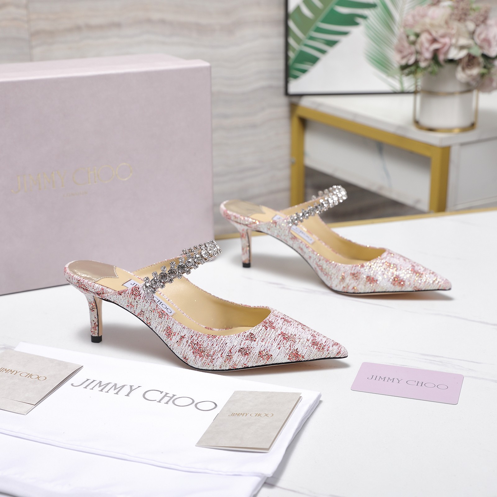 NO:696431,Jimmy Choo26WF new early spring pointed-toe rhinestone bow high-heeled shoes, where retro elegance and modern sparkle collide. The toe is decorated with hand-inlaid Czech rhinestone bows. The diamonds are firmly attached through high-temperature hot-pressing technology. They reflect the star-like brilliance between the flow of light and shadow. Eye-catching highlights of blingbling are everywhere in every gesture. Smart butterflies seem to inject romantic vitality into the shoes.  The calm block heel design combines stability and elegance. Whether paired with a French satin long skirt to create a gentle evening style, or paired with neat suit pants to create a strong heroine in the workplace, or paired with casual denim to release casual charm, it can be seamlessly integrated into multiple dressing scenarios. With its luxurious texture and smart design, this pair of shoes makes every step the focus, hiding the retro charm accumulated by time, and also highlighting the current modern attitude, interpreting the rich charm and ultimate sophistication of women.  The fabric is made of original customized leather. The lining of the toes is all sheepskin. The genuine leather outsole is imported from Italy. The heel height is 6.5cm.19860909Jimmy Choo26WF早春新品尖头 水钻蝴蝶结高跟鞋 当复古优雅与摩登闪耀撞个满怀 鞋头缀以手工镶嵌的捷克水钻蝴蝶饰结 颗颗晶钻经高温热压工艺牢牢贴合 在光影流转间折射出星河般的璀璨光泽 举手投足间皆是blingbling的吸睛亮点 灵动蝴蝶仿佛为鞋履注入浪漫生机 沉稳粗跟设计兼顾稳当脚感与优雅增高 无论是搭配法式缎面长裙演绎温柔晚宴风 还是衔接利落西装裤打造职场大女主气场 亦或是适配休闲牛仔释放随性魅力, 都能无缝融入多元穿搭场景. 这双鞋以奢华质感与灵动设计 让每一次迈步都成为焦点 藏起时光沉淀的复古韵味 亦彰显当下的摩登态度 诠释属于女性的丰蕴魅力与极致精致. 面料采用原版定制皮料 内里踮脚均为羊皮 意大利进口真皮大底 跟高6.5㎝ size35-42（34/40/41 42定制）,半拖高跟鞋,jimmy choo,high heels,skirts,business suit,sheepskin,Leather soles,Women's Shoes