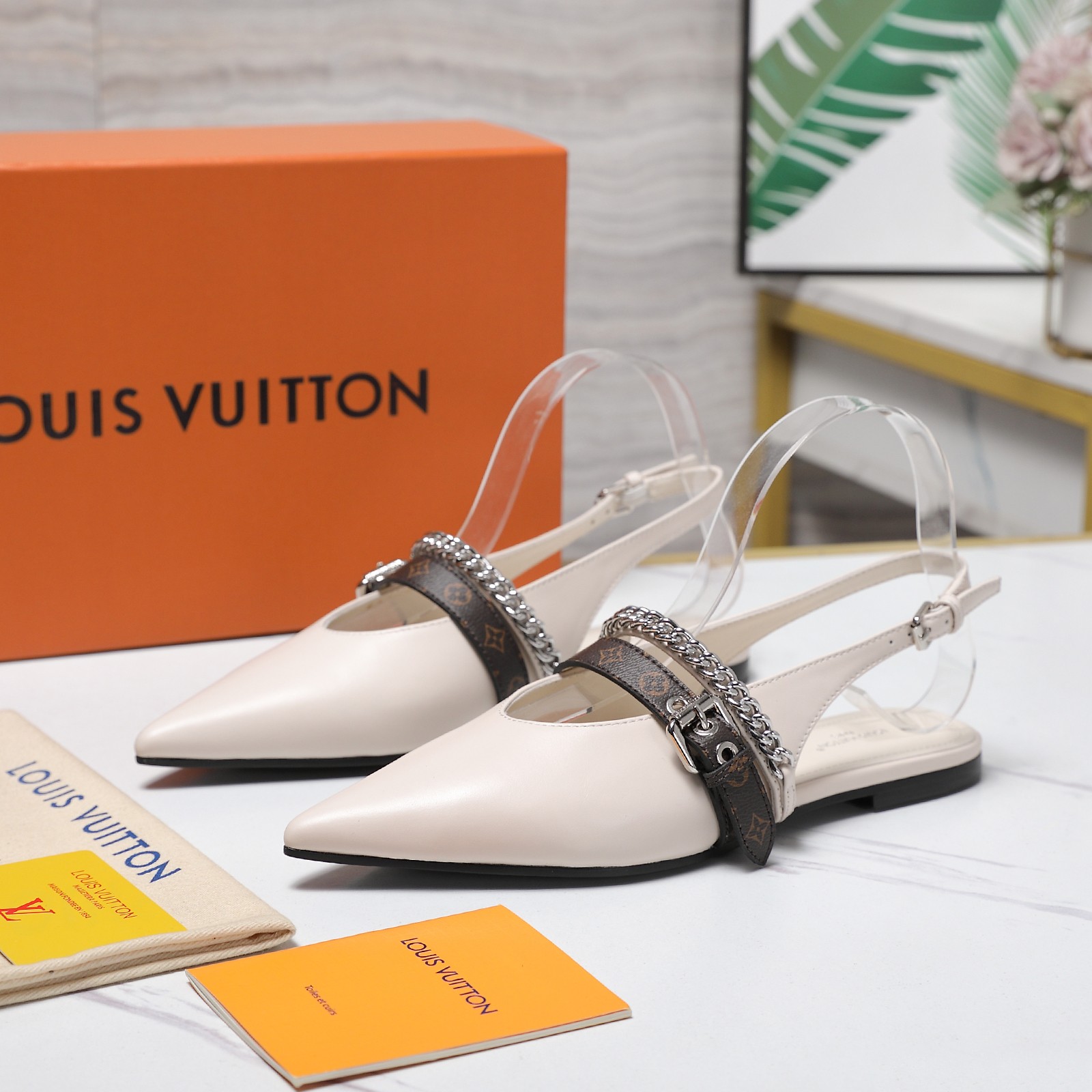 NO:696465,LOUIS VUITTON Louis Vuitton LV VIBE Gemstone Chain Back Hollow Flat Sandals Jewelry Pointed Toe Cat Heel High Heel Sandals These LVVibe slingback high heels are made of glossy Naplak leather to create an avant-garde shape. The pointed toe design, kitten heel and adjustable back strap create exquisite details. The jewelry texture decoration including colored stones and the belt-shaped ribbon embellished with Louis Vuitton inscribed buckle show creative ingenuity. The upper is cowhide and the lining is sheepskin.  Sole Italian genuine leather outsole, high heels/5.5cm/9.5cm, size 35-42 (40.41.42 custom-made, non-refundable), high heels sandals, louis vuitton, louis vuitton, louis vuitton, sandals, high heels, cowhide, sheepskin, Leather soles19860909LOUIS VUITTON 路易威登 LV VIBE 宝石链条后空平底凉鞋珠宝尖头猫跟高跟凉鞋 本款LVVibe露跟高跟鞋以亮泽Naplak皮革塑造前卫构型.尖头设计,小猫跟与可调节后带构筑考究细节.涵盖有色宝石的珠宝质感装 饰及点缀路易威登铭纹搭扣的腰带造型饰带彰显创意巧思. 鞋面牛皮 内里垫脚羊皮 鞋底意大利真皮大底 跟高平底/5.5cm/9.5cm 码数35-42（40.41.42定做不退换）,高跟鞋凉鞋,louis vuitton,louis vuitton,louis vuitton,sandals,high heels,cowhide,sheepskin,Leather soles,Women's Shoes