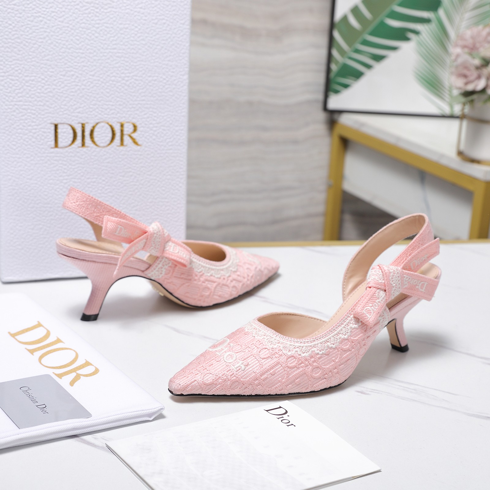 NO:705621,Dior | Dior's new early spring catwalk style CD embroidered logo sandals!  Hard goods are on a new level!  Full of high-end feel!  A popular model among bloggers at home and abroad, it is retro, fashionable and looks great on your feet!  The official website's main recommendation★ Original custom-made pure cotton thread three-dimensional electric embroidery on the upper. Imported water-dyed sheepskin lining on the inside. Original leather outsole imported from Italy. Heel height 5.5CM. Shoe size: 35-41 (custom-made 40 and 41 are non-refundable). Price, high heels and sandals, dior, dior, sandals, high heels, sheepskin, Leather soles19860909Dior | 迪奥早春新品走秀款CD刺绣logo凉鞋！ 硬货上新代购级别！高级感十足！国内外博主刷爆的一款,复古又时髦上脚美炸了！官网主推款★ 鞋面原版定做纯棉线立体电绣 内里进口水染羊皮里 意大利进口原色真皮大底 跟高5.5CM 鞋码:35-41（40 41定做不退换） 价格,高跟鞋凉鞋,dior,dior,sandals,high heels,sheepskin,Leather soles,Women's Shoes