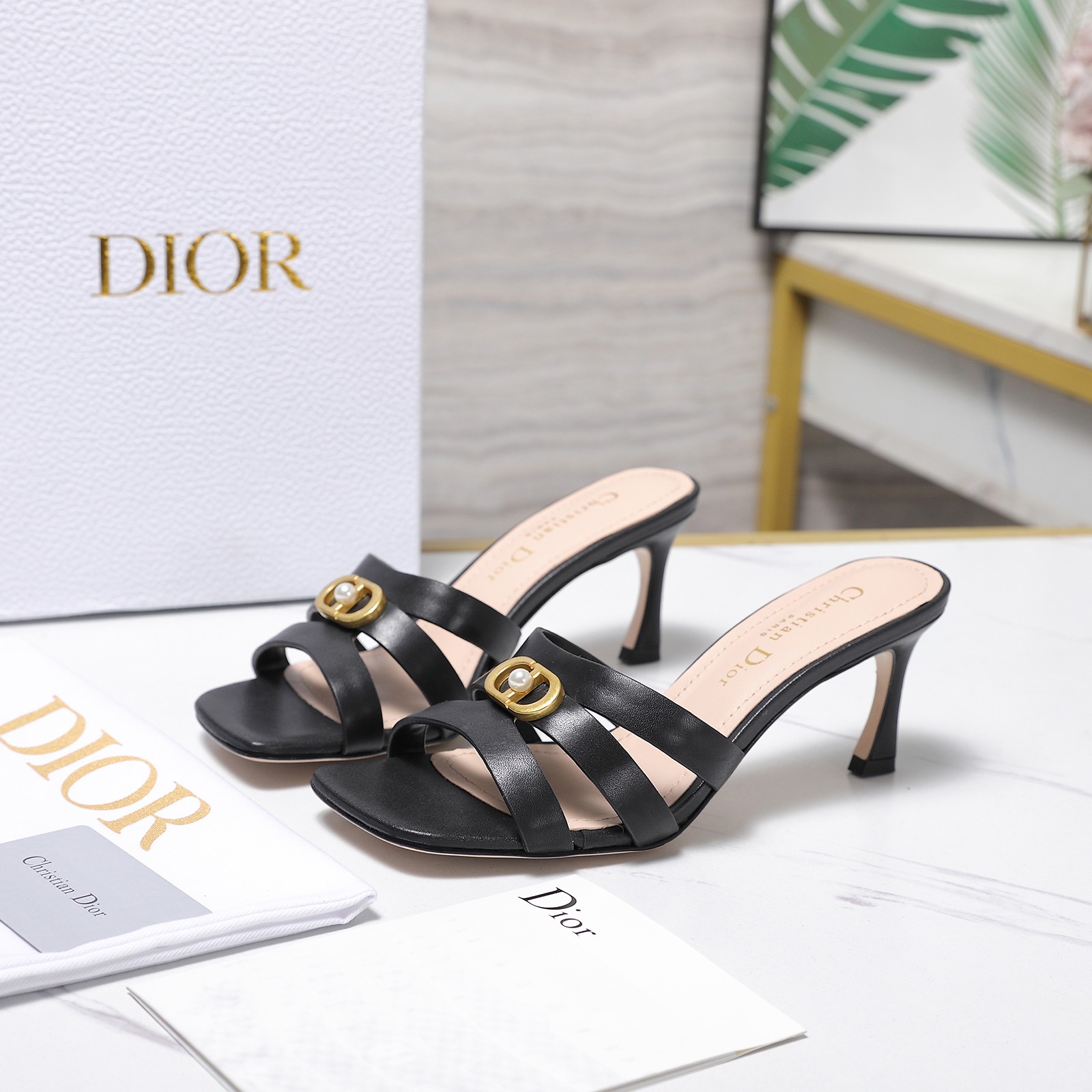 NO:696439,Dior/Dior 26WF early spring new product CD buckle square-toe high-heeled slippers outline the French luxury style with a minimalist silhouette. The iconic metal CD buckle is embellished on the side of the toe. The matte gilt texture is low-key and eye-catching. It is a hidden emblem of the talent of those who understand luxury. The pointed headband has been polished dozens of times. The 6.5cm gold stiletto heel is slim but not wobbly. The flexible heel combines tallness and comfort.  Pair it with a satin pajama dress for a morning elegance. Pair it with high-waisted wide-leg pants for a commuting aura. A pair that unlocks French sophistication in all scenes. The fabric is made of original custom calfskin. The lining of the feet is all sheepskin. Italian imported genuine leather outsole size 35-39 (customized 40/41/42), high heels and slippers, dior, dior, high heels, slippers, skirts, cowhide, sheepskin, gold, Leather soles19860909Dior/迪奥26WF早春新品CD字扣 方头高跟拖鞋 以极简廓形勾勒法式奢雅风骨. 标志性金属CD字扣缀于鞋头侧畔 哑光鎏金质感低调夺目 是懂奢者才识的隐性徽记. 尖头条裁历经数十次打磨 6.5cm黄金细高跟纤而不晃 柔韧鞋跟兼顾高挑感与舒适度 搭缎面睡衣裙是晨起优雅 配高腰阔腿裤是通勤气场 一双解锁全场景法式精致. 面料采用原版定制小牛皮 内里垫脚均为羊皮 意大利进口真皮大底 size35-39（40/41/42定制）,高跟鞋拖鞋,dior,dior,high heels,slippers,skirts,cowhide,sheepskin,gold,Leather soles,Women's Shoes