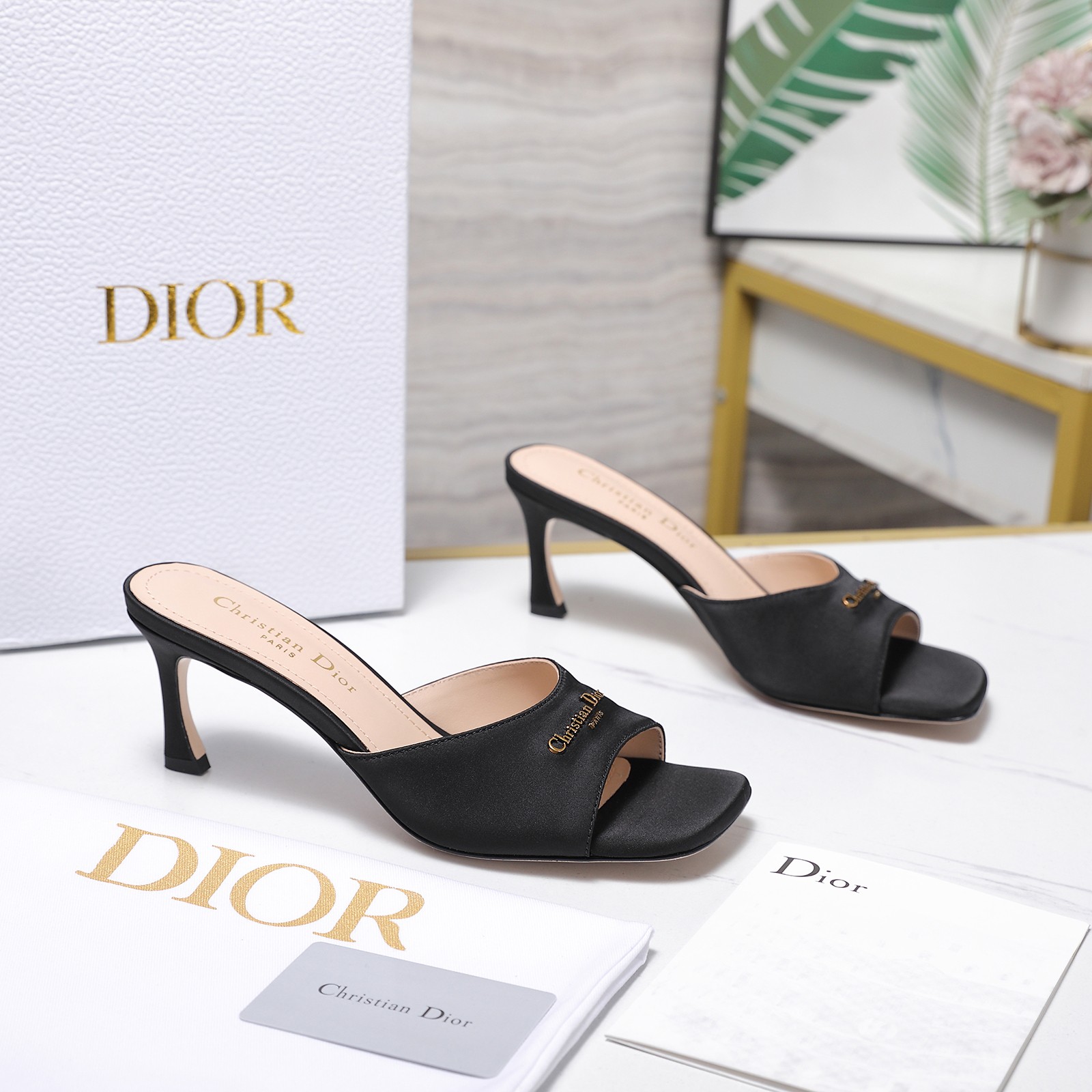 NO:705618,Dior/Dior 26WF early spring new product CD buckle square-toe high-heeled slippers outline the French luxury style with a minimalist silhouette. The iconic metal CD buckle is embellished on the side of the toe. The matte gilt texture is low-key and eye-catching. It is a hidden emblem of the talent of those who understand luxury. The pointed headband has been polished dozens of times. The 6.5cm gold stiletto heel is slim but not wobbly. The flexible heel combines tallness and comfort.  Pair it with a satin pajama dress for a morning elegance. Pair it with high-waisted wide-leg pants for a commuting aura. A pair that unlocks French sophistication in all scenes. The fabric is made of original custom calfskin. The lining of the feet is all sheepskin. Italian imported genuine leather outsole size 35-39 (customized 40/41/42), high heels and slippers, dior, dior, high heels, slippers, skirts, cowhide, sheepskin, gold, Leather soles19860909Dior/迪奥26WF早春新品CD字扣 方头高跟拖鞋 以极简廓形勾勒法式奢雅风骨. 标志性金属CD字扣缀于鞋头侧畔 哑光鎏金质感低调夺目 是懂奢者才识的隐性徽记. 尖头条裁历经数十次打磨 6.5cm黄金细高跟纤而不晃 柔韧鞋跟兼顾高挑感与舒适度 搭缎面睡衣裙是晨起优雅 配高腰阔腿裤是通勤气场 一双解锁全场景法式精致. 面料采用原版定制小牛皮 内里垫脚均为羊皮 意大利进口真皮大底 size35-39（40/41/42定制）,高跟鞋拖鞋,dior,dior,high heels,slippers,skirts,cowhide,sheepskin,gold,Leather soles,Women's Shoes