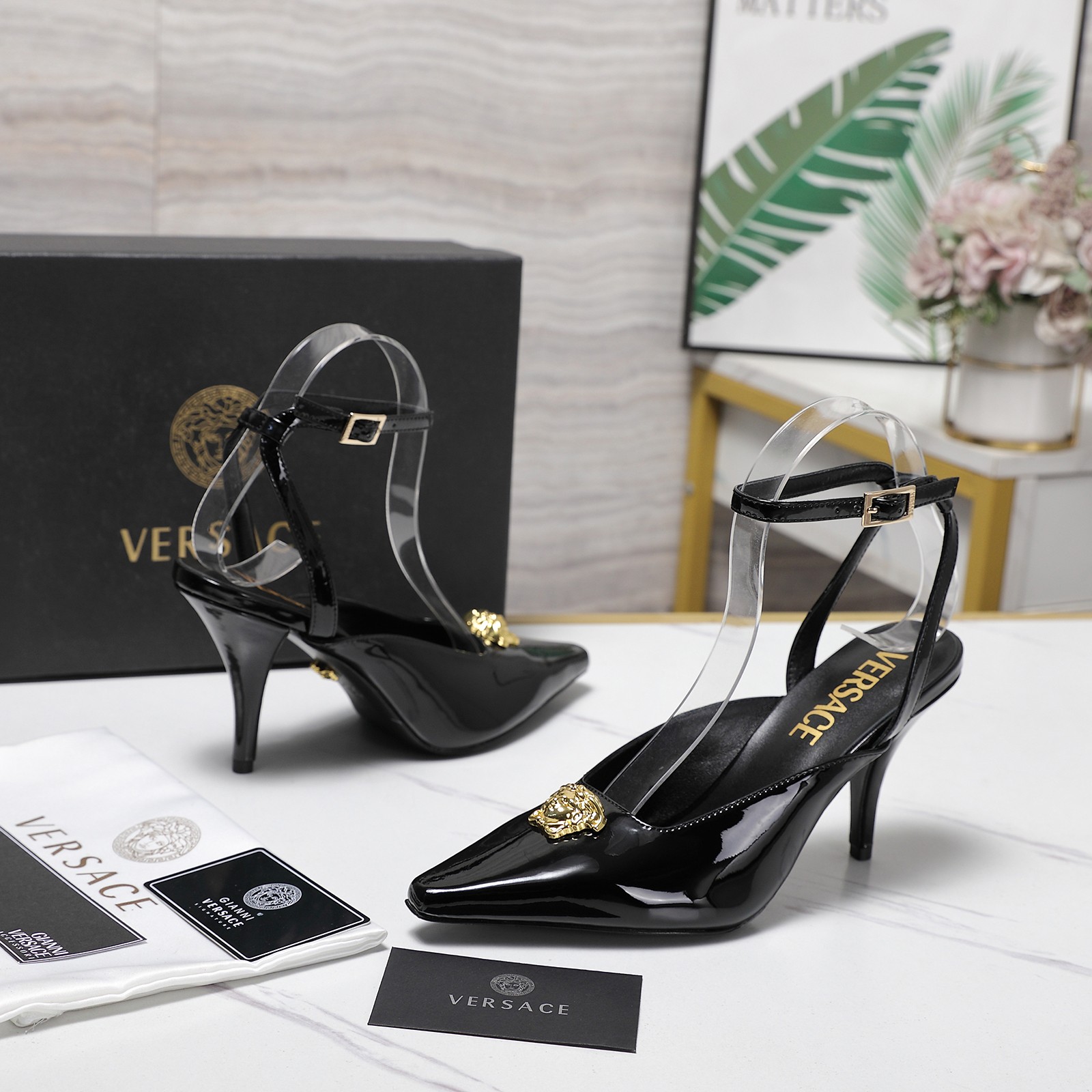 NO:696417,Versace 5/ GIANNI RIBBON Medusa bow high-heeled shoes, decorated with Medusa bow on the front, using classic 'nastro Gianni' stitching _______________________ Overseas best-selling champion YB consistent original shoe development last style. Major fashion bloggers, celebrities, Internet celebrities, have a pair. Such outstanding beauty is unforgettable!  …………………………………………………… Go Material Upper patent leather Inner foot pads: imported high-quality goatskin Heel height 5.5cm/8.5cm Italian leather outsole Size number - (//42 customization is non-returnable) Packaging full set of original packaging Top version, high heels and sandals, versace, versace, sandals, high heels, cowhide, sheepskin19860909Versace范思哲 5/ GIANNI RIBBON 美杜莎蝴蝶结高跟单鞋 正面饰有 Medusa 蝴蝶结,采用经典的'nastro Gianni'缝线 _______________________ 海外热销冠军 YB一致原鞋开发楦型 各大时尚博主及明星、网红、已经人手一对,如此出众的美,让人过目不忘！ …………………………………………………… Go 材质 鞋面漆皮 内里垫脚:进口优质山羊皮 跟高5.5cm/8.5cm 鞋底意大利Italy牛皮大底 码数-（//42定制不退换） 包装全套原版包装 等级顶级版本,高跟鞋凉鞋,versace,versace,sandals,high heels,cowhide,sheepskin,Women's Shoes