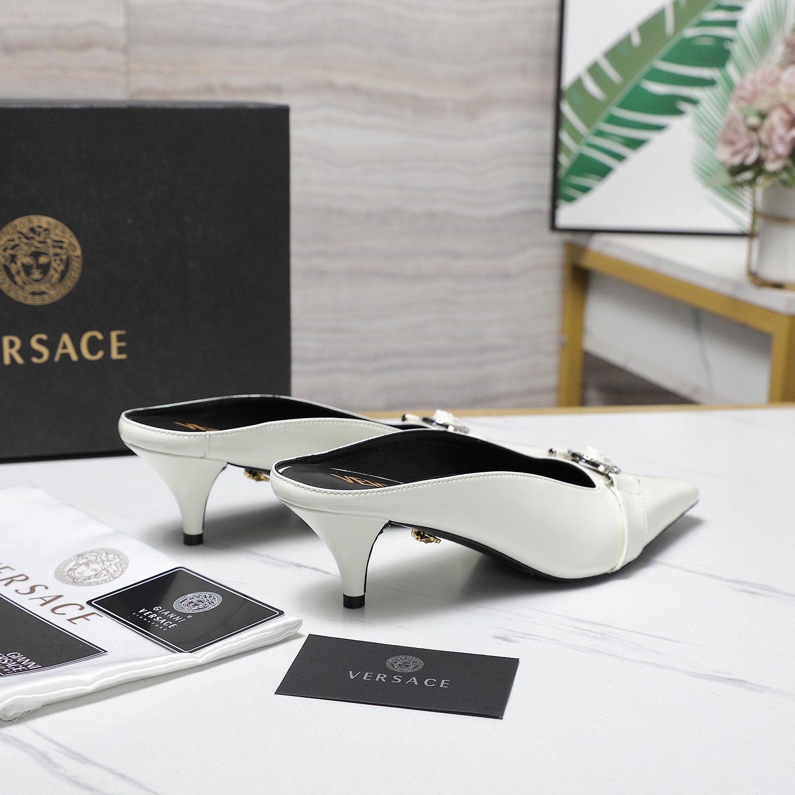 Женские мюли Versace с пряжкой и лаковым покрытием