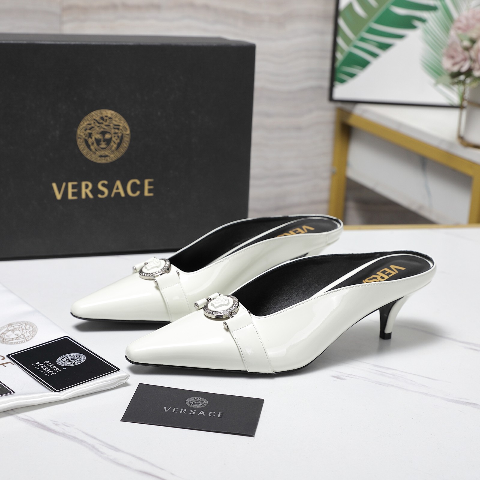 Женские мюли Versace с пряжкой и лаковым покрытием