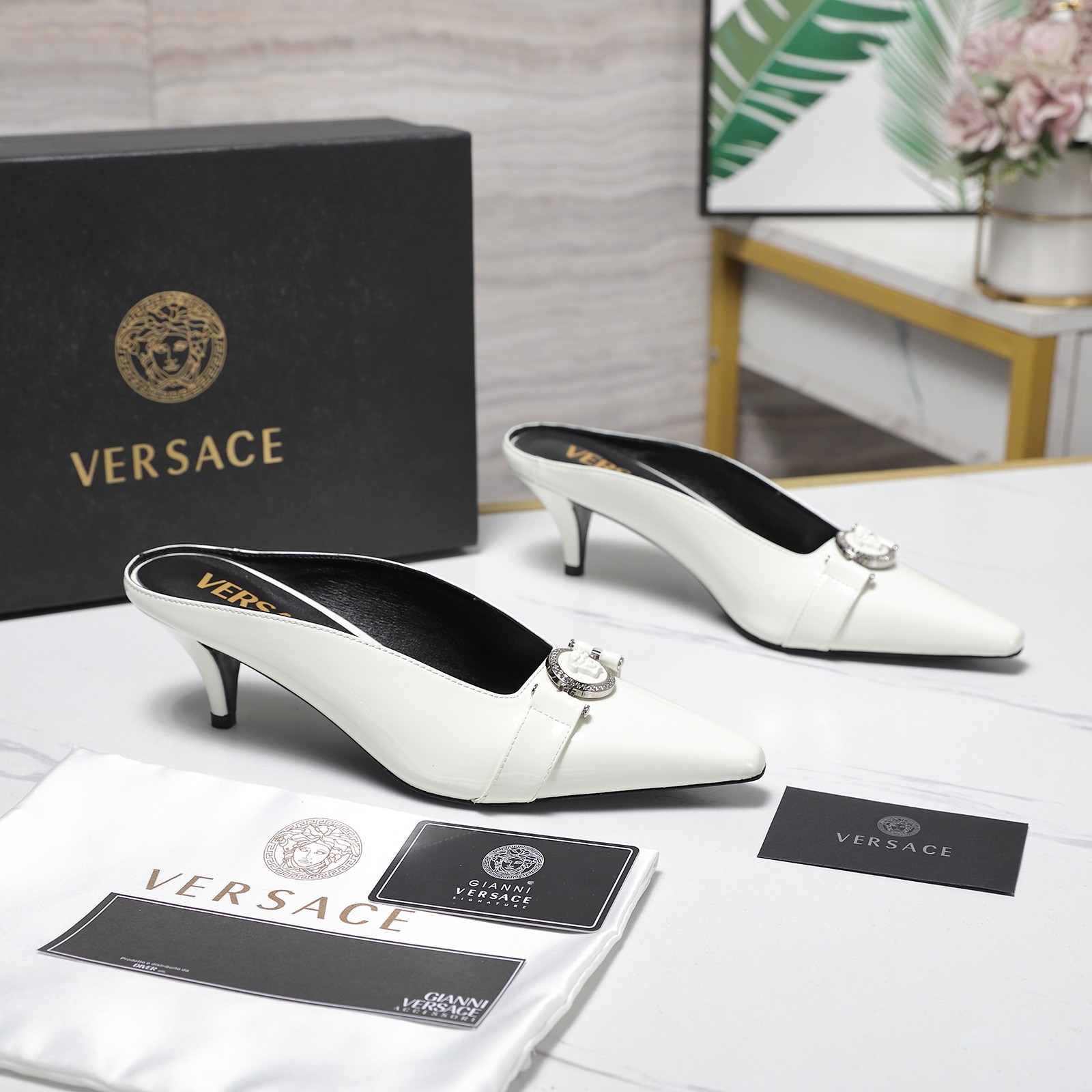 Женские мюли Versace с пряжкой и лаковым покрытием