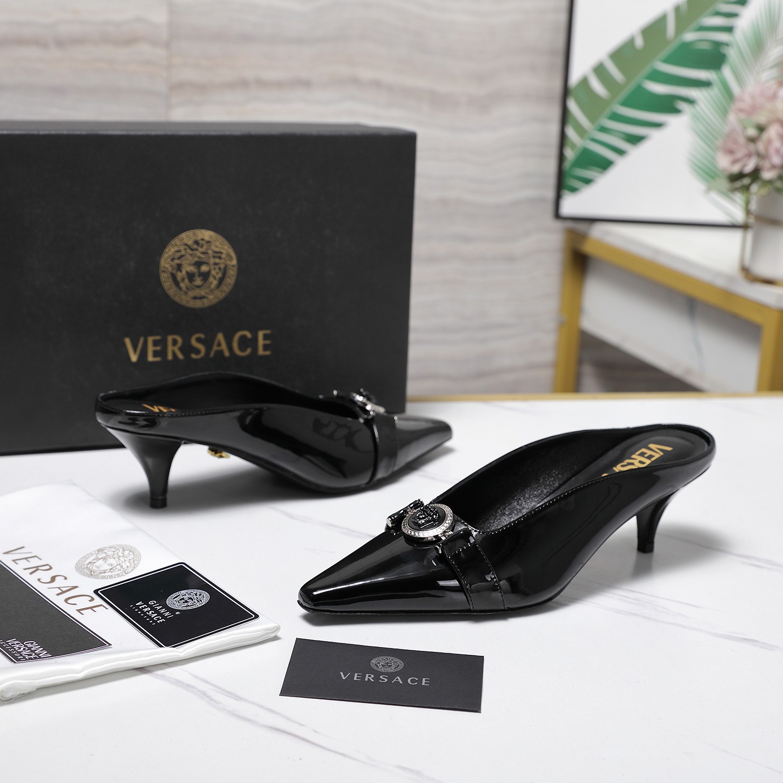 NO:696412,Versace 5/ GIANNI RIBBON Medusa half-slip sandals. Decorated with a round buckle on the front and classic 'nastro Gianni' stitching. _______________________ Overseas best-selling champion YB consistent original shoe development style. Major fashion bloggers, celebrities, and Internet celebrities already have a pair. Such outstanding beauty is unforgettable!  …………………………………………………… Go Material Upper patent leather Inner pads: imported high-quality goatskin Heel height 5.5cm Italian Italian cowhide outsole Size number - (//42 customized, non-returnable) Packaging Full set of original packaging Top-grade version, half drag, versace, versace, sandals, cowhide, sheepskin19860909Versace范思哲 5/ GIANNI RIBBON 美杜莎半拖凉鞋 正面饰有圆行扣采用经典的'nastro Gianni'缝线 _______________________ 海外热销冠军 YB一致原鞋开发楦型 各大时尚博主及明星、网红、已经人手一对,如此出众的美,让人过目不忘！ …………………………………………………… Go 材质 鞋面漆皮 内里垫脚:进口优质山羊皮 跟高5.5cm 鞋底意大利Italy牛皮大底 码数-（//42定制不退换） 包装全套原版包装 等级顶级版本,半拖,versace,versace,sandals,cowhide,sheepskin,Women's Shoes