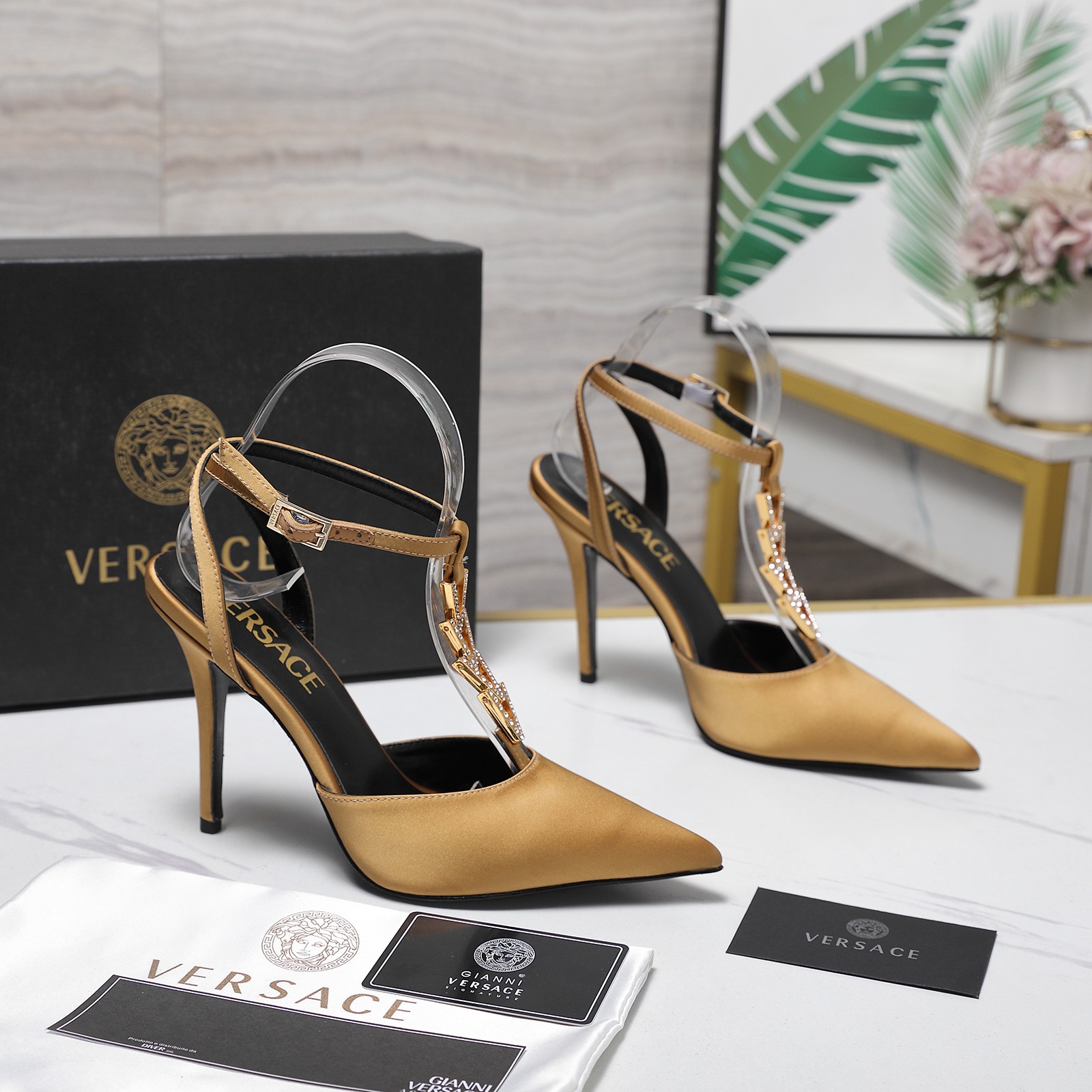 Женские босоножки Versace со стразами