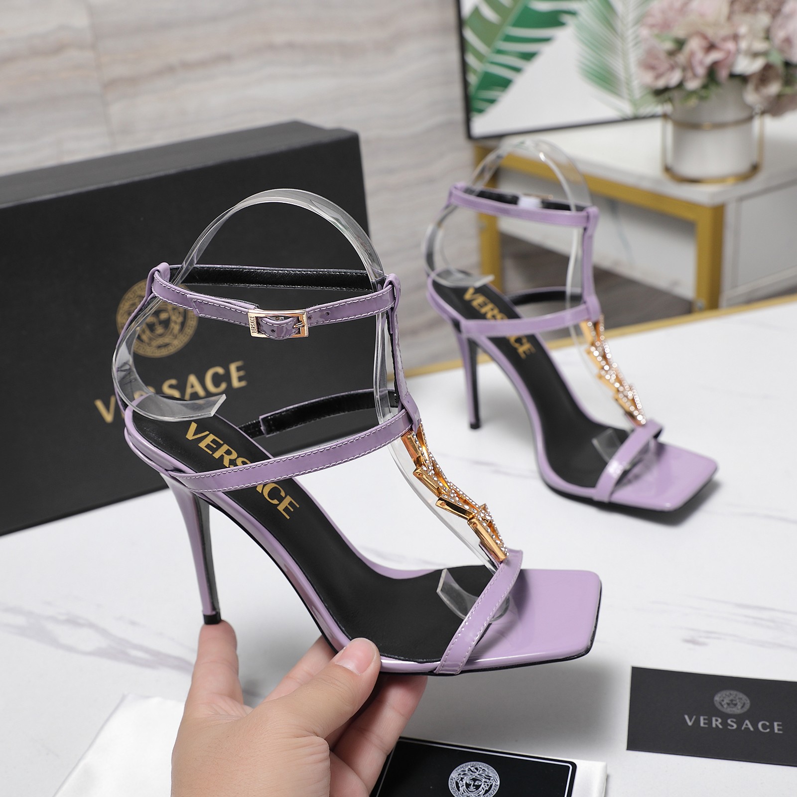 Женские лаковые сандалии Versace с золотым декором