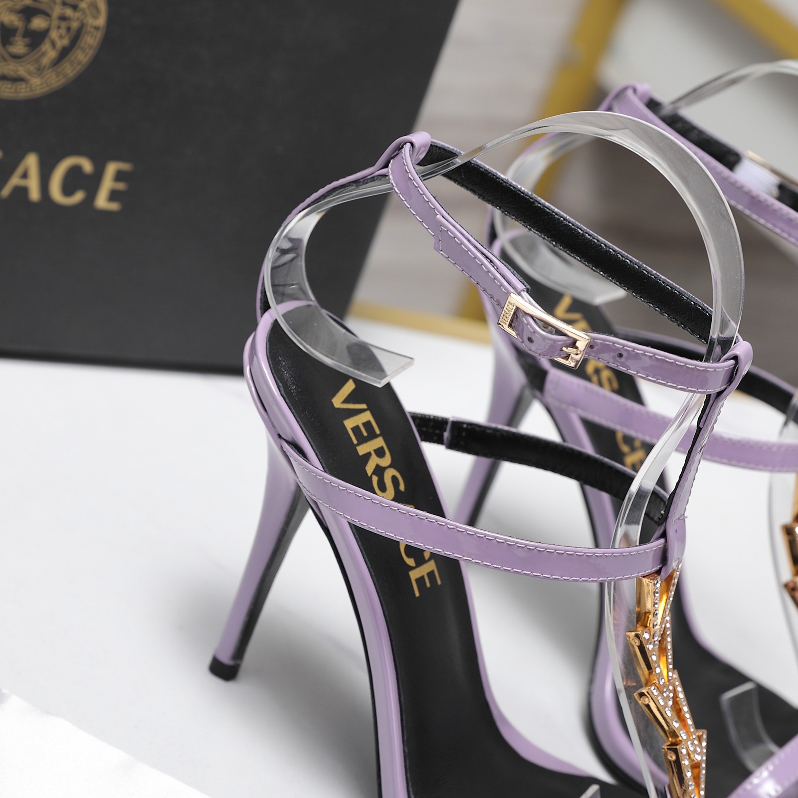 Женские лаковые сандалии Versace с золотым декором