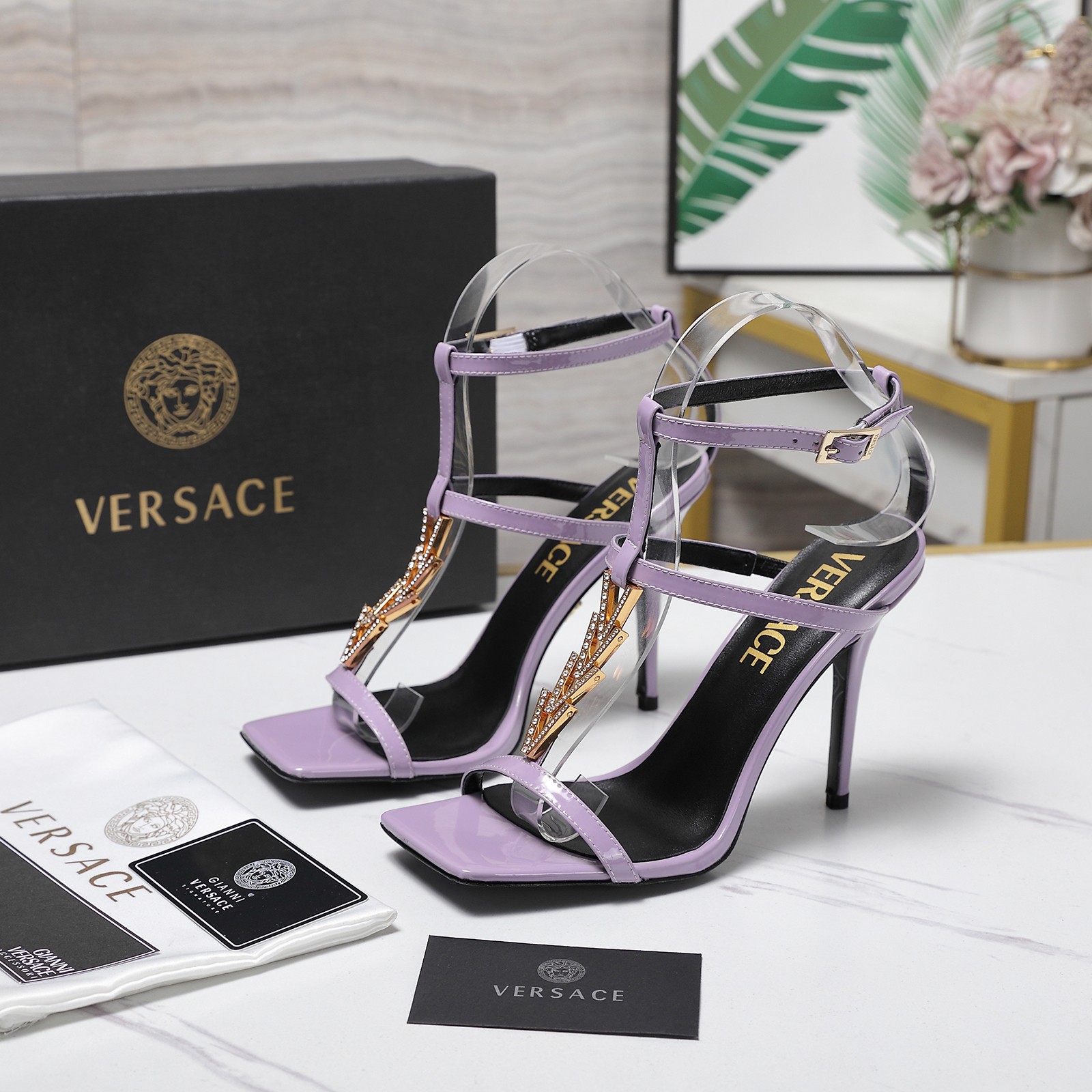 Женские лаковые сандалии Versace с золотым декором