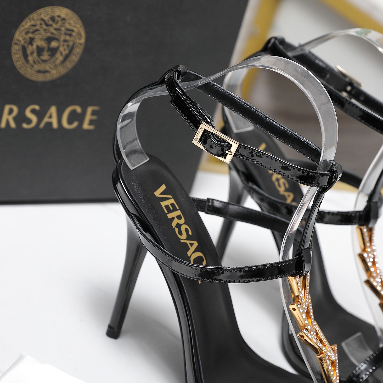 NO:696401,Versace 5/ GIANNI RIBBON Medusa V-buckle sandals with V-link buckle on the front and diamond-encrusted square toe shape _______________________ Overseas best-selling champion YB consistent original shoe development last type. Major fashion bloggers, celebrities, and Internet celebrities already have a pair. Such outstanding beauty is unforgettable!  …………………………………………………… Go Material Upper cow patent leather Inner foot pads: imported high-quality goatskin Heel height 10.5cm Italian leather outsole Size number - (//42 customized, non-returnable) Packaging full set of original packaging Top version, high heels and sandals, versace, versace, sandals, high heels, cowhide, sheepskin19860909Versace范思哲 5/ GIANNI RIBBON 美杜莎V扣凉鞋 正面饰V型链接扣镶钻配方头头型 _______________________ 海外热销冠军 YB一致原鞋开发楦型 各大时尚博主及明星、网红、已经人手一对,如此出众的美,让人过目不忘！ …………………………………………………… Go 材质 鞋面牛漆皮 内里垫脚:进口优质山羊皮 跟高10.5cm 鞋底意大利Italy牛皮大底 码数-（//42定制不退换） 包装全套原版包装 等级顶级版本,高跟鞋凉鞋,versace,versace,sandals,high heels,cowhide,sheepskin,Women's Shoes