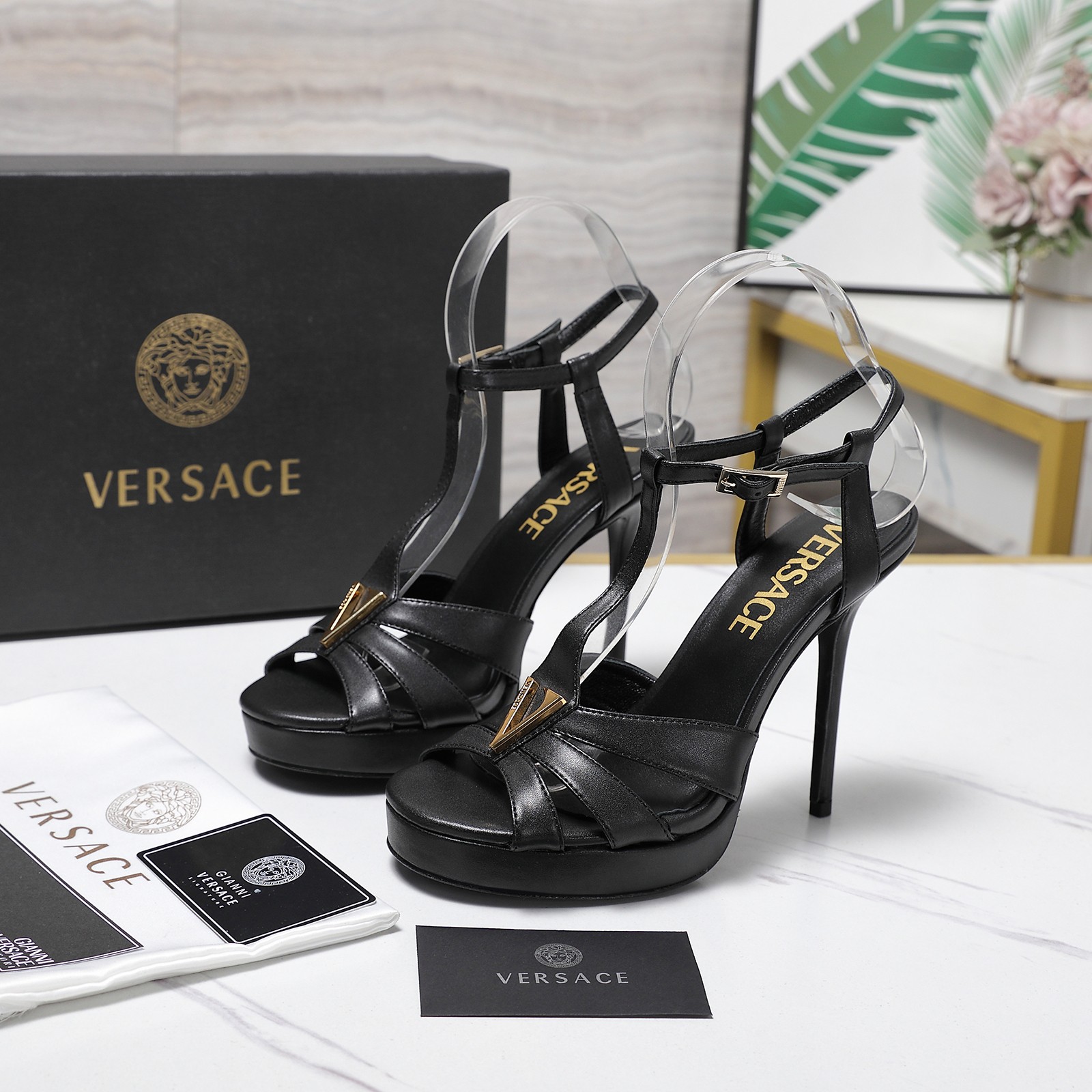 NO:696397,Versace 5/ GIANNI RIBBON Medusa V-buckle octopus sandals with V-shaped link buckle on the front and diamond-encrusted formula head shape _______________________ Overseas best-selling champion YB consistent original shoe development last type. Major fashion bloggers, celebrities, and Internet celebrities already have a pair. Such outstanding beauty is unforgettable!  …………………………………………………… Go Material Upper cowhide Inner foot pads: imported high-quality goatskin Heel height 12.5cm Water table 2.5cm Italian cowhide outsole Size number - (//42 customized, non-returnable) Packaging full set of original packaging Top-grade version, high heels and sandals, versace, versace, sandals, high heels, cowhide, sheepskin19860909Versace范思哲 5/ GIANNI RIBBON 美杜莎V扣八爪鱼凉鞋 正面饰V型链接扣镶钻配方头头型 _______________________ 海外热销冠军 YB一致原鞋开发楦型 各大时尚博主及明星、网红、已经人手一对,如此出众的美,让人过目不忘！ …………………………………………………… Go 材质 鞋面牛皮 内里垫脚:进口优质山羊皮 跟高12.5cm 水台2.5cm 鞋底意大利Italy牛皮大底 码数-（//42定制不退换） 包装全套原版包装 等级顶级版本,高跟鞋凉鞋,versace,versace,sandals,high heels,cowhide,sheepskin,Women's Shoes