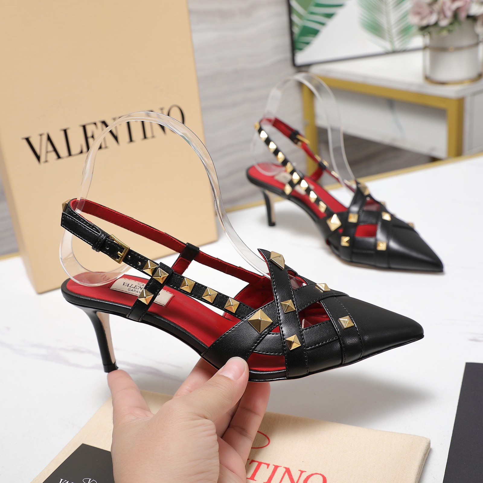 NO:706461,Original mold opening 2025 Valentino/Valentino rivet back empty sandals Heavy craftsmanship decorative rivets Original purchase 1:1 top replica!  Exquisite last design, perfect side arc!  Selected grade A leather outsole imported from Italy, giving you a genuine foot feel!  The first choice for high-end customers to purchase [Material] Original imported cowhide for the upper Original imported sheepskin lining Original Italian genuine leather outsole [Heel height] 6.5CM [Number of yards] 35-42 yards (41 42 customization is non-returnable and non-exchangeable) [Packaging] Configure original packaging [], high heels and sandals, valentino, valentino, sandals, high heels, cowhide, sheepskin, Leather soles19860909原版开模 2025 Valentino/华伦天奴铆钉后空凉鞋 重工艺手工装饰铆钉 原版购入1:1顶级复刻！精致的楦型设计,侧身弧线完美！精选意大利进口A级真皮大底,带给您正品级的脚感！供高端客户代购首选【材质】 鞋面原版进口牛皮 内里原版进口羊皮 大底原版意大利真皮大底【跟高】 6.5CM【码数】35-42码（41 42 定制不退不换）【包装】配置原版包装【】,高跟鞋凉鞋,valentino,valentino,sandals,high heels,cowhide,sheepskin,Leather soles,Women's Shoes