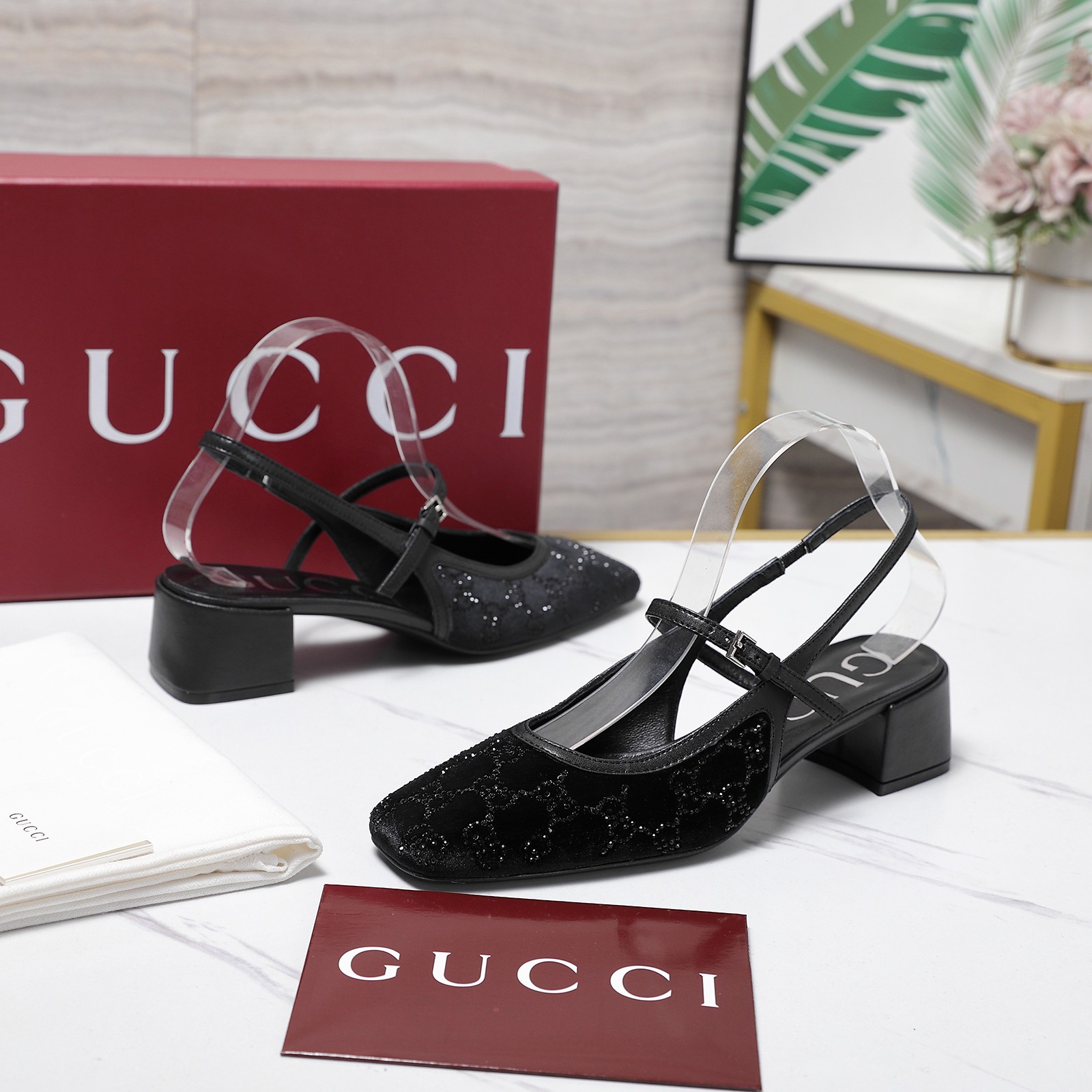 NO:706459,The highest version of the 25Ss spring and summer new Gucci double GG crystal diamond hot Marjane shoes, customized suede ballet shoes, low heel empty sandals, this new Marjane model directly touches the heart of the fairy. The hot diamond design has a hazy filter, the pink and tender color is the sweetheart of girls, the mysterious gray tone also hides the refreshing feeling, and it is matched with the same color lace-up buckle to capture the essence.  Wearing it will give you a sense of déjà vu in Disneyland. The matching skirt will make you fly, and the shorts will look sweet and comfortable on your feet. You won’t feel tired even after running around~ Decorated with GG crystal eye mesh and adjustable buckle closure at the ankle!  The upper is made of suede hot material, the insole is sheepskin, the sole is Italian genuine leather, the sole is large, the heel is 2.5cm, the number is 35-39 (40.41.42 is custom-made and cannot be exchanged), the latest and most secure red packaging in the special cabinet, price, sandals, gucci, sandals, skirts, shorts19860909最高版本 25Ss春夏新款Gucci驰古双ＧG水晶钻烫玛珍丽鞋 定制绒面芭蕾舞鞋 矮跟后空凉鞋 这波新玛款珍丽直戳接中女仙心 烫钻设计自朦带滤胧镜,粉粉嫩嫩是妹甜命本,秘神灰调又藏着清感冷,配搭同色系带扣,把致精拿捏得死死的 穿就上是迪士在尼公逃主既视感,配裙长仙飞到起,搭短裤又甜飒又,脚感也舒巨服,暴走天一都累不～ 饰GG水晶眼网布·踝部可调搭节扣开合！ 鞋面制定绒面烫料钻 内垫里脚皮羊 底鞋利大意真皮底大 高跟2.5cm 数码35-39（40.41.42定做不换退） 专配柜新最安拉可红色包装 价格,凉鞋,gucci,sandals,skirts,shorts,Women's Shoes