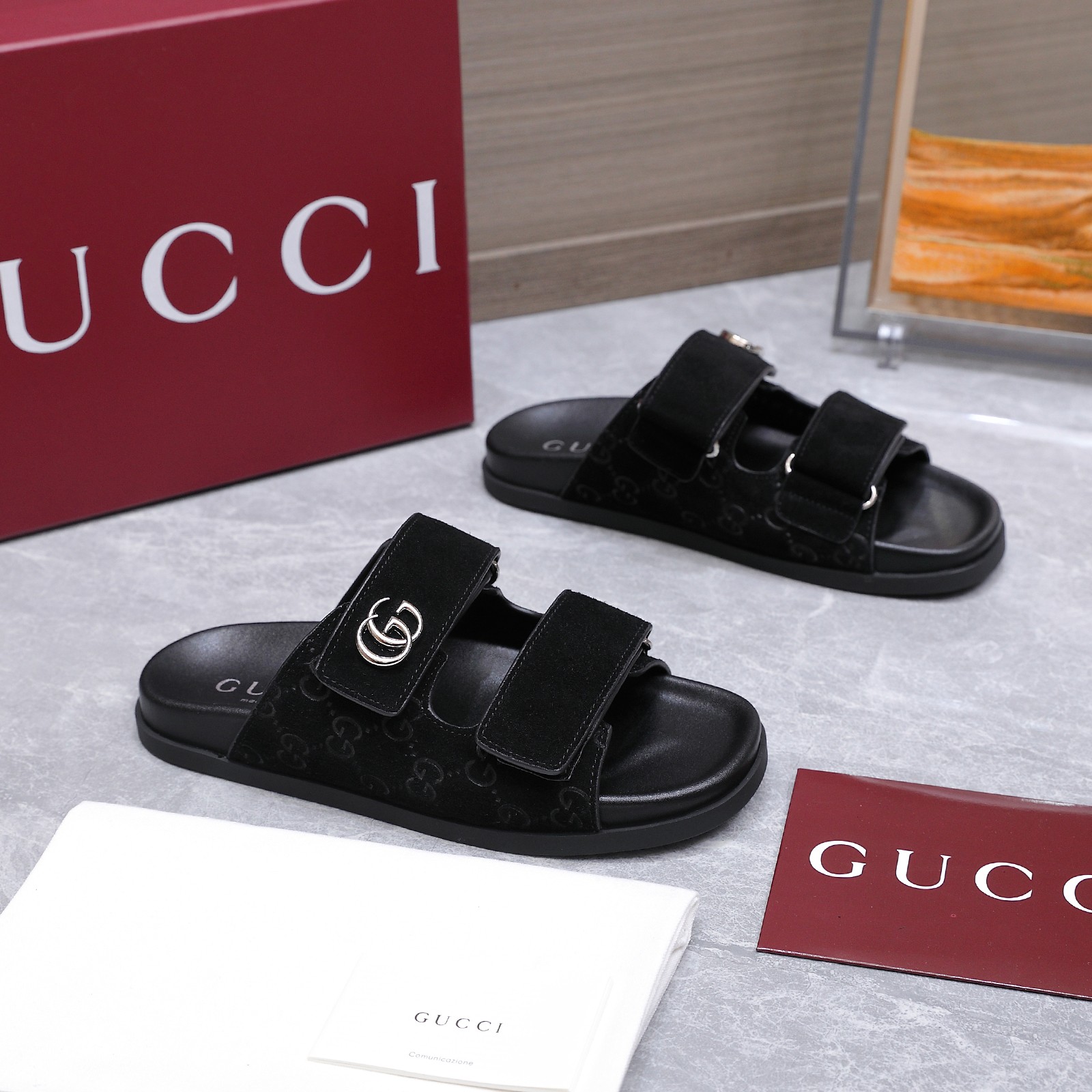 NO:706455,GUCCi high-end boutique 2025 Gucci early spring series GG buckle Velcro double G G buckle beach slippers sandals top purchasing quality!  It is a 1:1 replica of the original version, and every detail has been carefully polished and made delicately. It can be compared with ZG, and the quality is unparalleled!  This sling-back shoe is made of classic GG floral fabric and animal hair pattern fabric. It displays the concept of femininity with feminine details of tulle, lace and crystal, creating a stunning new interpretation of the work!  Fabric original imported first-layer cowhide embossed lining/foot pads imported sheepskin lining Heel 2.0CM thick sole Outsole mold imported rubber sole Size female 35-42 (4142 customized, non-returnable) Packaging Green original packaging Price, slippers, gucci, gucci, sandals, slippers, cowhide, sheepskin19860909GUCCi高端精品 2025古驰早春系列GG扣魔术贴双G G扣沙滩拖鞋凉鞋 顶级代购品质！原版1:1复刻,毎个细节皆经过精心打磨细腻制作.可与ZG对比如一,无二品质！ 这款后系带鞋由饰经典GG老花布织物 动物毛图案面料制作而成,以富有薄纱、蕾丝和水晶女性魅力细节展现女性气质的理念,打造令人惊艳的作品焕新演绎！ 面料原版进口头层牛皮压花 内里/垫脚进口羊皮里 鞋跟2.0CM厚底 大底模具进口橡胶底 尺码女35-42 (4142定做不退换） 包装绿色原版包装 价格,拖鞋,gucci,gucci,sandals,slippers,cowhide,sheepskin,Women's Shoes