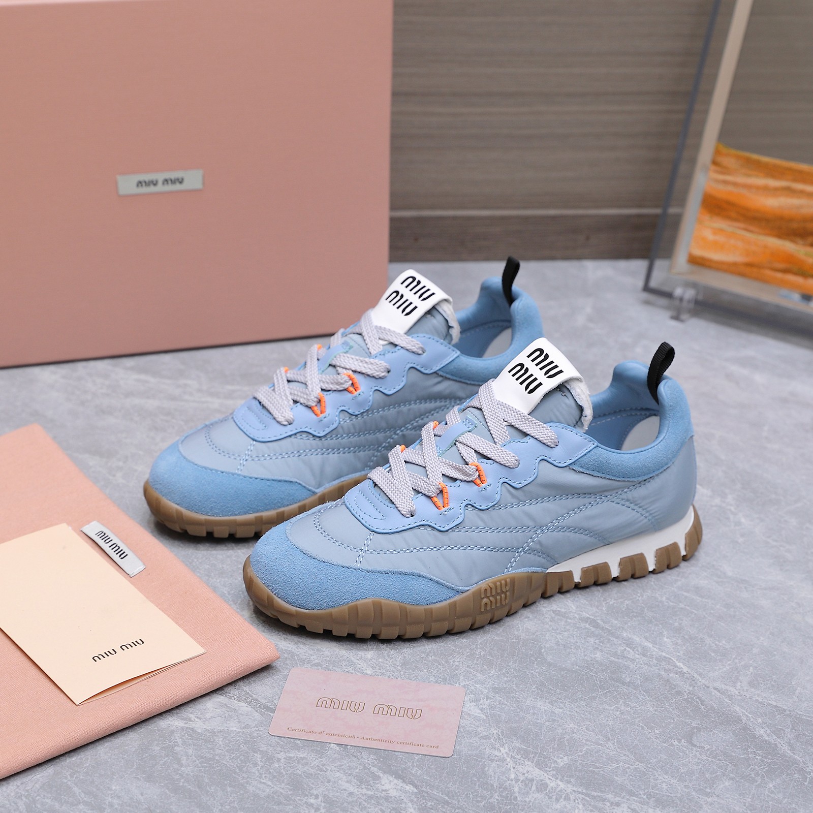 NO:706451,'Exclusive top version' Miu Miu 2025 vs the latest popular casual shoe series... [Casual shoes] Miu Miu's latest popular style, avant-garde and bold design, Miu Miu style is integrated into the simple lines of this thick-soled canvas sneaker, with unique logos on the tongue and back, embellished with retro design, adding iconic elements!  The thick sole design defines the avant-garde modern style. The fabric is customized with high mercerized smooth cow suede. The lining is customized with original sheepskin. The foot pads are customized with injection molding. The outsole is original open-molded anti-slip molded sole. The original full set of packaging is packaged. The code number is 35-41 (41 customized). The colors are updated simultaneously on the official website, casual shoes/sports shoes, miumiu, sneakers, sheepskin.19860909《独家顶级版本》 缪缪miumiu 2025vs最新爆款休闲鞋系列……【休闲鞋】  miumiu最新爆款 前卫大胆的设计,Miu Miu风格融于此款厚底帆布运动鞋的简约线条, 别致徽标饰于鞋舌与背面,点缀复古设计,平添标志性元素！厚底设计定义前卫的现代风格 面料定制高丝光牛反绒 内里定制原版羊皮 垫脚定制注塑成型 大底原版开模防滑成型底 包装原版全套包装 码数35-41（41定制） 颜色官网同步更新,休闲鞋/运动鞋,miumiu,sneakers,sheepskin,Women's Shoes