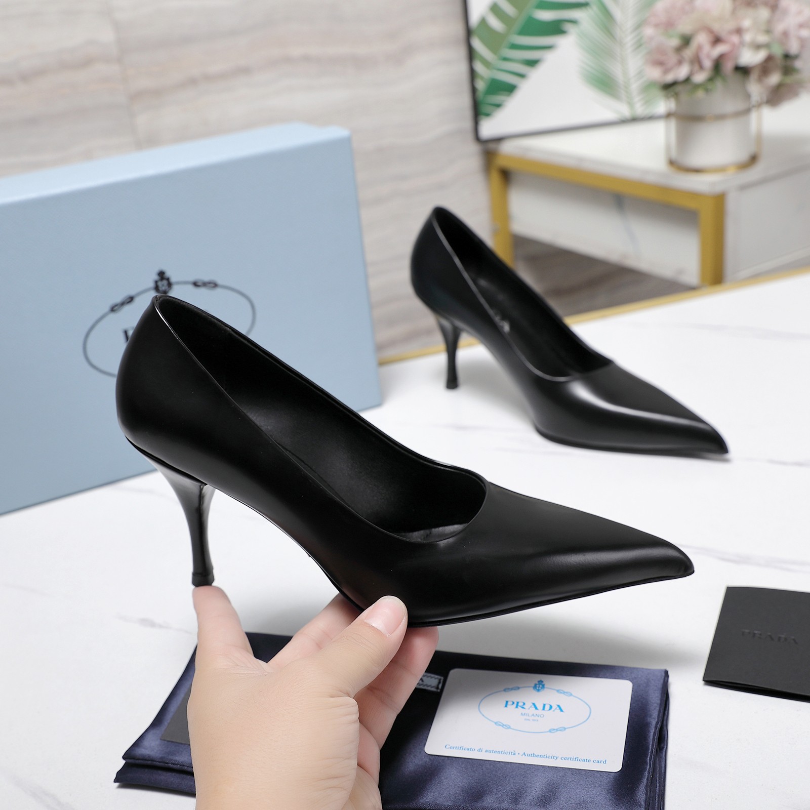 NO:706449,Top quality Prada's latest catwalk pointed-toe high-heeled shoes. Retro old-money style kitten-heeled shoes. A long-lost minimalist beauty in the fashion world. Fashionable and sophisticated, with a high-end feel for daily wear. Strong lines and bold details transform the high-heeled shoes that symbolize femininity into a unique and non-traditional design. The pointed-toe silhouette is made of cow leather, with obvious seams and intentionally unfinished original cut edges. The exquisite stiletto heel perfectly presents the multi-faceted style of this shoe.  Made of high-quality leather material, the texture is high-end, showing a retro and modern texture, and the craftsmanship is fine, reflecting the high-end quality of the brand. The stiletto heel design enhances the wearer's aura while maintaining good stability, suitable for daily commuting or special occasions. The upper is made of beaded cowhide, the lining is sheepskin, the sole is Italian genuine leather, and the heel height is 8.5cm.  heels,cowhide,sheepskin,Leather soles19860909顶级品质 Prad*a 普拉达最新走秀款尖头高跟鞋 复古老钱风小猫跟单鞋 时尚界久违的极简之美 时髦又精致 日常穿出高级感 强烈的线条和大胆的细节将象征女性魅力的高跟鞋转变为独特而非传统的设计.尖头廓形采用牛皮革,具有明显的缝线和故意未完成的原始切割边缘.精致的细高跟完美呈现出此款鞋履的多面风格. 选用优质皮革材质,质感高级,呈现出复古又摩登的质感,工艺精细,体现品牌高端品质.细高跟设计,提升穿着者气场,同时保持了较好的稳定性,适合日常通勤或特殊场合穿着. 鞋面开边珠牛皮 内里垫脚羊皮 鞋底意大利真皮大底 跟高8.5cm 码数35-39（40.41定做不退换） 价格,高跟鞋单鞋,prada,prada,high heels,cowhide,sheepskin,Leather soles,Women's Shoes