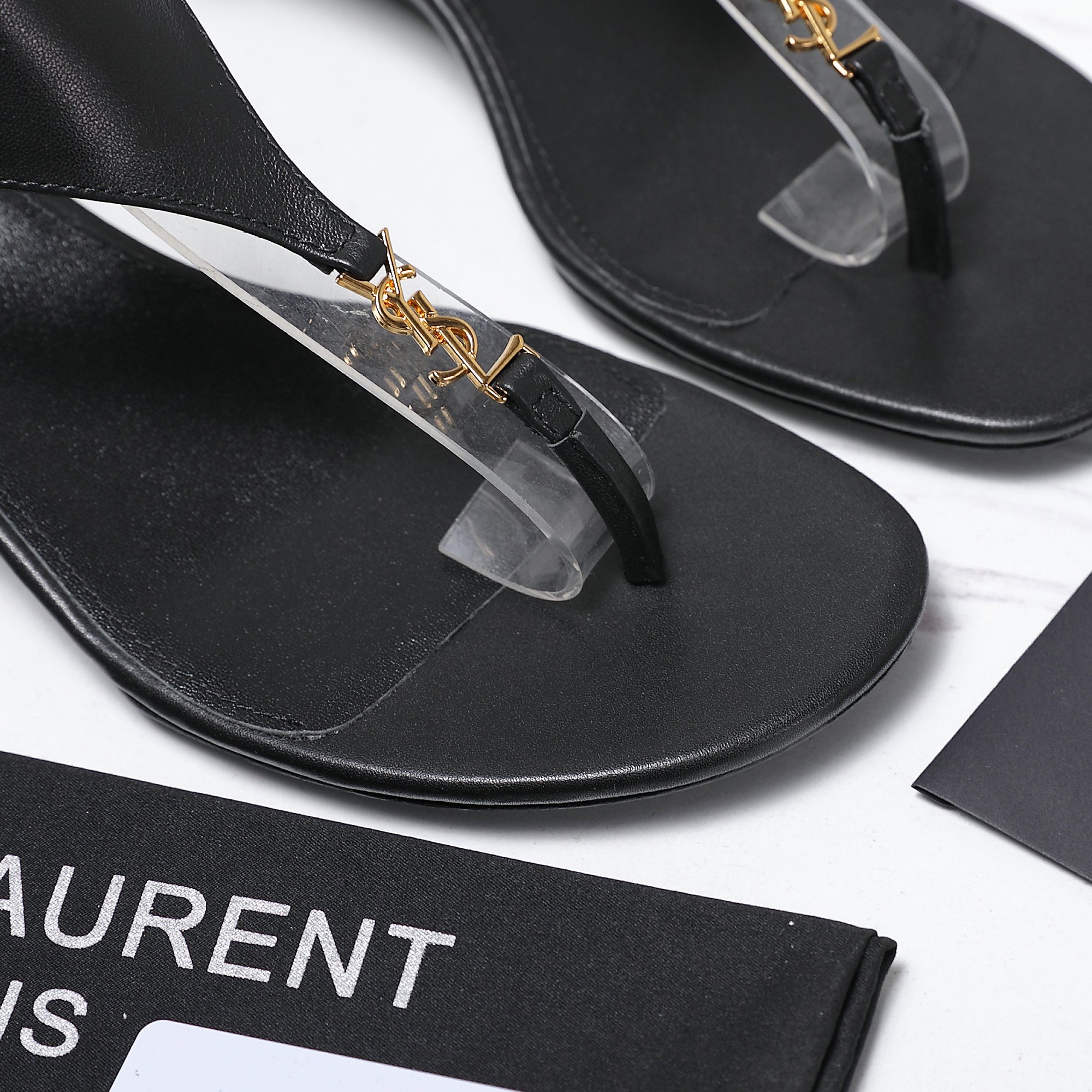 Женские босоножки на танкетке с декоративной цепочкой Saint Laurent