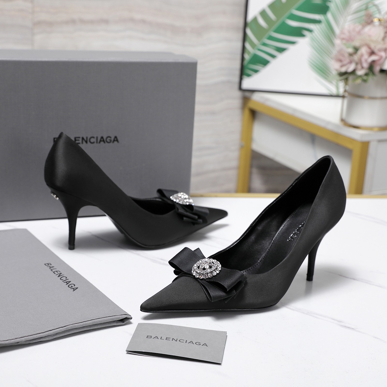 NO:787149,Balenciaga 2025 classic sunflower diamond buckle series of shoes and empty back sandals are newly launched, top version, exclusive first release. The official new sunflower diamond buckle spring and summer single shoes and sandals series classic generation Balenciaga sunflower diamond buckle buckle is grandly launched, and the 'upgraded version' of the spring of 25 is made of silk cloth. ———————————— 25SS first generation sunflower diamond buckle logo + Muller round tail/  Imported silk cloth material, round-tailed Mule shoes and Mule sandals are on the market. They are hot-sold products all over the world and are standard equipment for fashion bloggers and Internet celebrities!  It cost tens of thousands of yuan to reproduce, disassemble and develop the original version!  After several months of repeated testing, the most perfect pair of versatile and wearable shoes is finally presented. The original version was purchased and dismantled from the counter. When you hear the name of the series, it feels 'lethal'. The super slender pointed toe makes you look like a cool girl who is not easy to mess with!  The tough silhouette of the new product and the pointed toe sunflower buckle are perfectly reproduced. The original shoes are made in Hong Kong. The curvature of the pointed toe is designed according to the original version. The heel height is 8.5CM. The outsole is made of Italian leather. The size is 35-41 (40 and 41 are customized and non-refundable). Price, high heels, balenciaga, balenciaga, sandals, high heels, real silk, Leather soles19860909Balenciaga 2025经典太阳花钻扣系列单鞋 后空凉鞋全新上市 顶级版本,独家首发. 官方全新太阳花钻扣春夏单鞋凉鞋系列经典一代巴黎世家太阳花钻扣饰扣隆重上市,25年开春“升级版”真丝布制作.  ————————————  25SS第一代太阳花钻扣标志+穆勒圆尾/ 市面进口真丝布材料,圆尾穆勒单鞋、穆勒凉鞋.火足全世界的抢手货,时尚博主、网红的标配！耗费万元原版复刻拆卸开发！历经数月反复侧试,终将最完美的一款百搭好穿美鞋呈现. 专柜原版原版购入拆制,一听系列名称就很有“杀伤力”的感觉,超级细长尖头；一眼望去就是一个不好惹的Coolgirl！新品硬朗廓形与尖头太阳花扣完美复刻,香港代购级原版鞋开制.尖头的弧度都是按原版设计的. 跟高8.5CM 大底意大利真皮大底 码数35-41（40 41定制不退换） 价格,高跟鞋,balenciaga,balenciaga,sandals,high heels,real silk,Leather soles,Women's Shoes