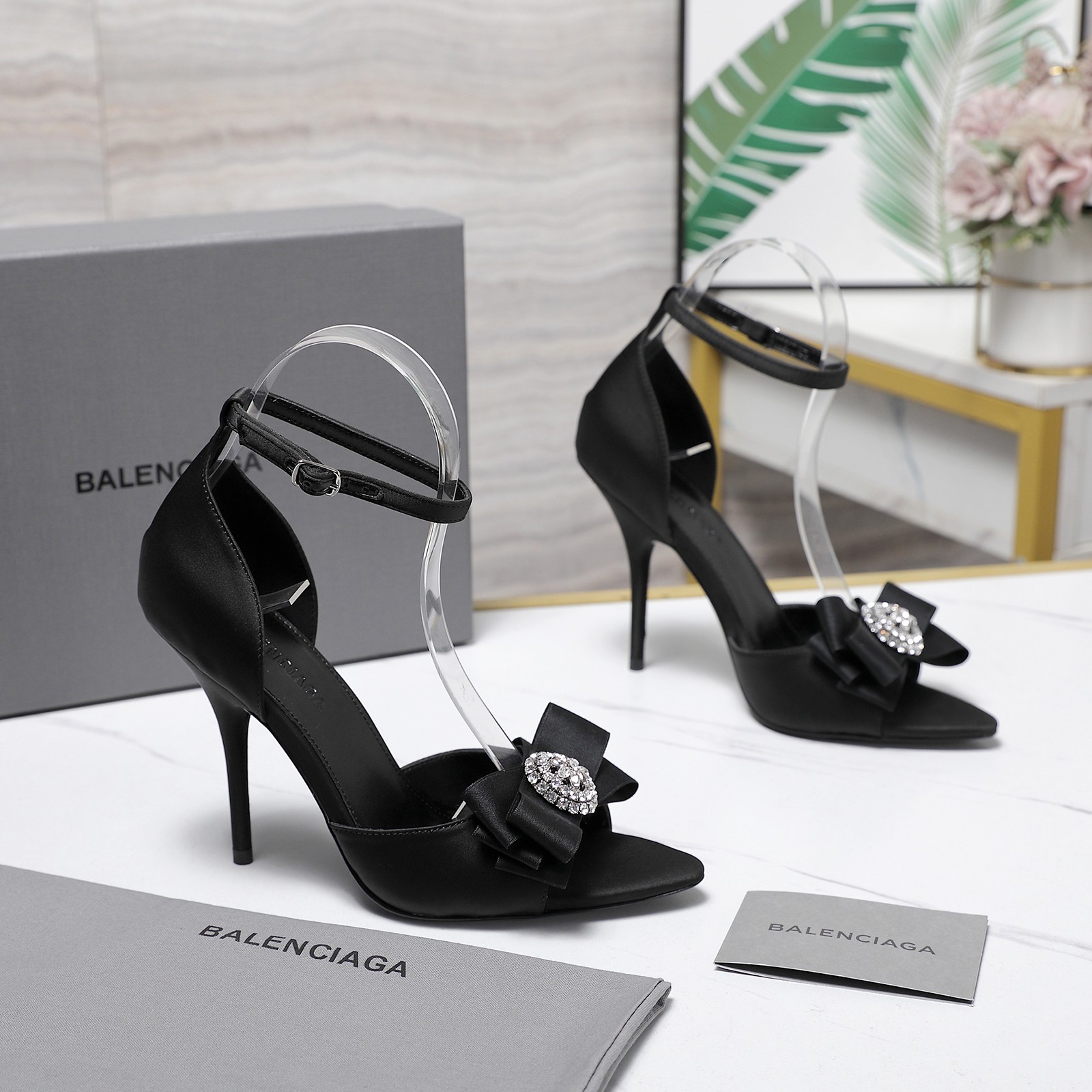 NO:787150,Balenciaga 2025 classic sunflower diamond buckle series of shoes and empty back sandals are newly launched, top version, exclusive first release. The official new sunflower diamond buckle spring and summer single shoes and sandals series classic generation Balenciaga sunflower diamond buckle buckle is grandly launched, and the 'upgraded version' of the spring of 25 is made of silk cloth. ———————————— 25SS first generation sunflower diamond buckle logo + Muller round tail/  Imported silk cloth material, round-tailed Mule shoes and Mule sandals are on the market. They are hot-sold products all over the world and are standard equipment for fashion bloggers and Internet celebrities!  It cost tens of thousands of yuan to reproduce, disassemble and develop the original version!  After several months of repeated testing, the most perfect pair of versatile and wearable shoes is finally presented. The original version was purchased and dismantled from the counter. When you hear the name of the series, it feels 'lethal'. The super slender pointed toe makes you look like a cool girl who is not easy to mess with!  The tough silhouette of the new product and the pointed toe sunflower buckle are perfectly reproduced. The original shoes are made in Hong Kong. The curvature of the pointed toe is designed according to the original version. The heel height is 10.5CM. The outsole is made of Italian leather. The size is 35-41 (40 and 41 are customized and non-refundable). Price, high heels, balenciaga, balenciaga, sandals, high heels, real silk, Leather soles19860909Balenciaga 2025经典太阳花钻扣系列单鞋 后空凉鞋全新上市 顶级版本,独家首发. 官方全新太阳花钻扣春夏单鞋凉鞋系列经典一代巴黎世家太阳花钻扣饰扣隆重上市,25年开春“升级版”真丝布制作.  ————————————  25SS第一代太阳花钻扣标志+穆勒圆尾/ 市面进口真丝布材料,圆尾穆勒单鞋、穆勒凉鞋.火足全世界的抢手货,时尚博主、网红的标配！耗费万元原版复刻拆卸开发！历经数月反复侧试,终将最完美的一款百搭好穿美鞋呈现. 专柜原版原版购入拆制,一听系列名称就很有“杀伤力”的感觉,超级细长尖头；一眼望去就是一个不好惹的Coolgirl！新品硬朗廓形与尖头太阳花扣完美复刻,香港代购级原版鞋开制.尖头的弧度都是按原版设计的. 跟高10.5CM 大底意大利真皮大底 码数35-41（40 41定制不退换） 价格,高跟鞋,balenciaga,balenciaga,sandals,high heels,real silk,Leather soles,Women's Shoes