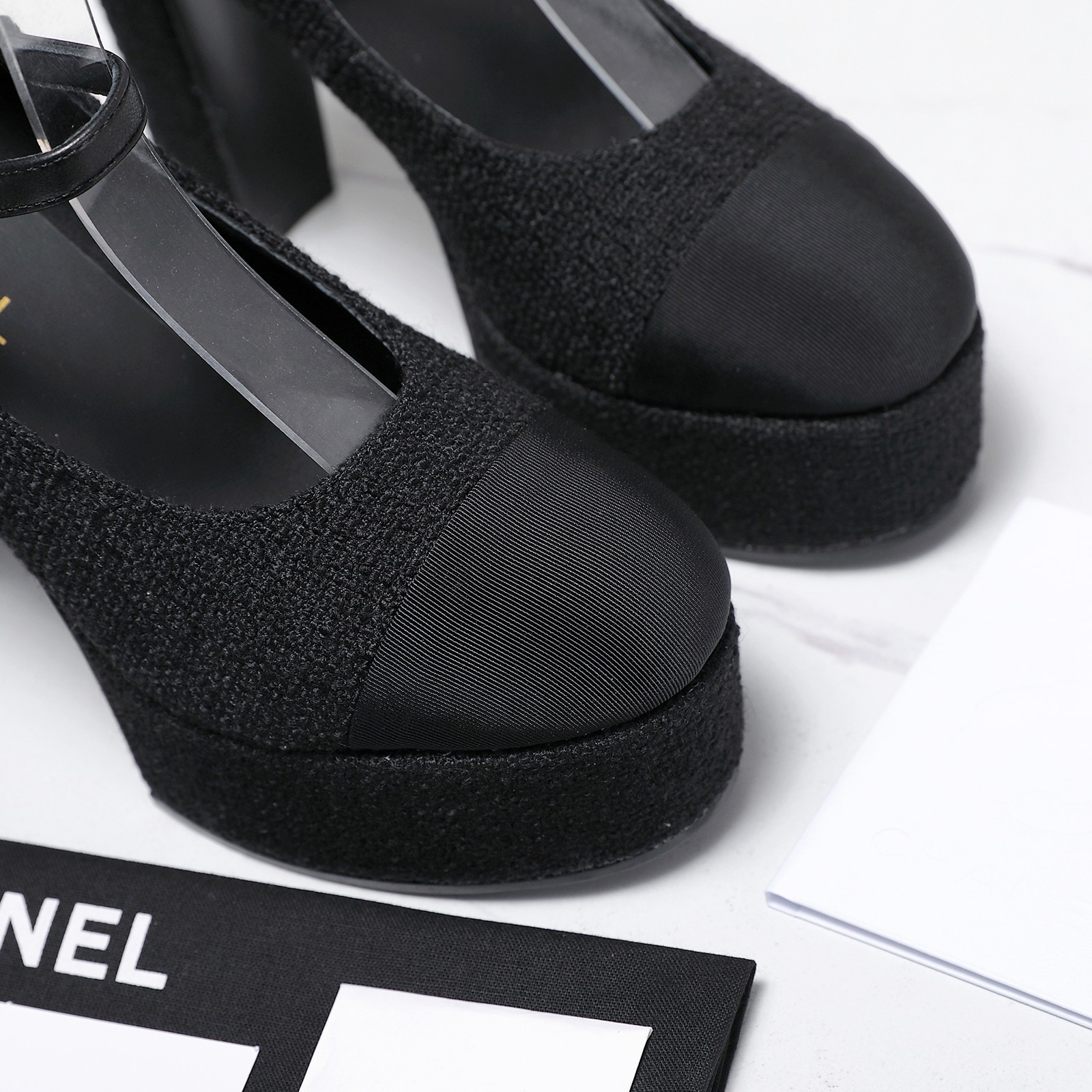 NO:707020,The highest version of CHANEL｜Chanel Xiaoxiang 25C new autumn and winter products, super high heels, waterproof platform shoes, full of catwalk shoe styles, very pleasing to look at. The slightly rounded toe makes the feet become thinner, making them appear slender and instantly**11. The shoe shape is very fashionable and elegant. The upper is made of top-grade calfskin, and the lining is silk sheepskin. It is super comfortable. The Italian imported cowhide outsole has a heel height of 11cm.  Water table 3.5cm, size 35-41 (40/41 customized) price, high heels single shoes, chanel, chanel, high heels, cowhide, sheepskin19860909最高版本 CHANEL｜香奈儿小香25C秋冬新品 超高跟,防水台单鞋 满满的走秀款鞋型 看着就很讨喜 带点圆的鞋头 衬托脚也变得瘦瘦的 显得修长,瞬间**11 鞋型特别大气时髦 上脚很显气质 鞋面采用顶级小牛皮 内里丝绸羊皮 超级舒服 意大利进口牛皮大底 跟高11cm 水台3.5cm 尺码35-41（40/41定制） 价格,高跟鞋单鞋,chanel,chanel,high heels,cowhide,sheepskin,Women's Shoes