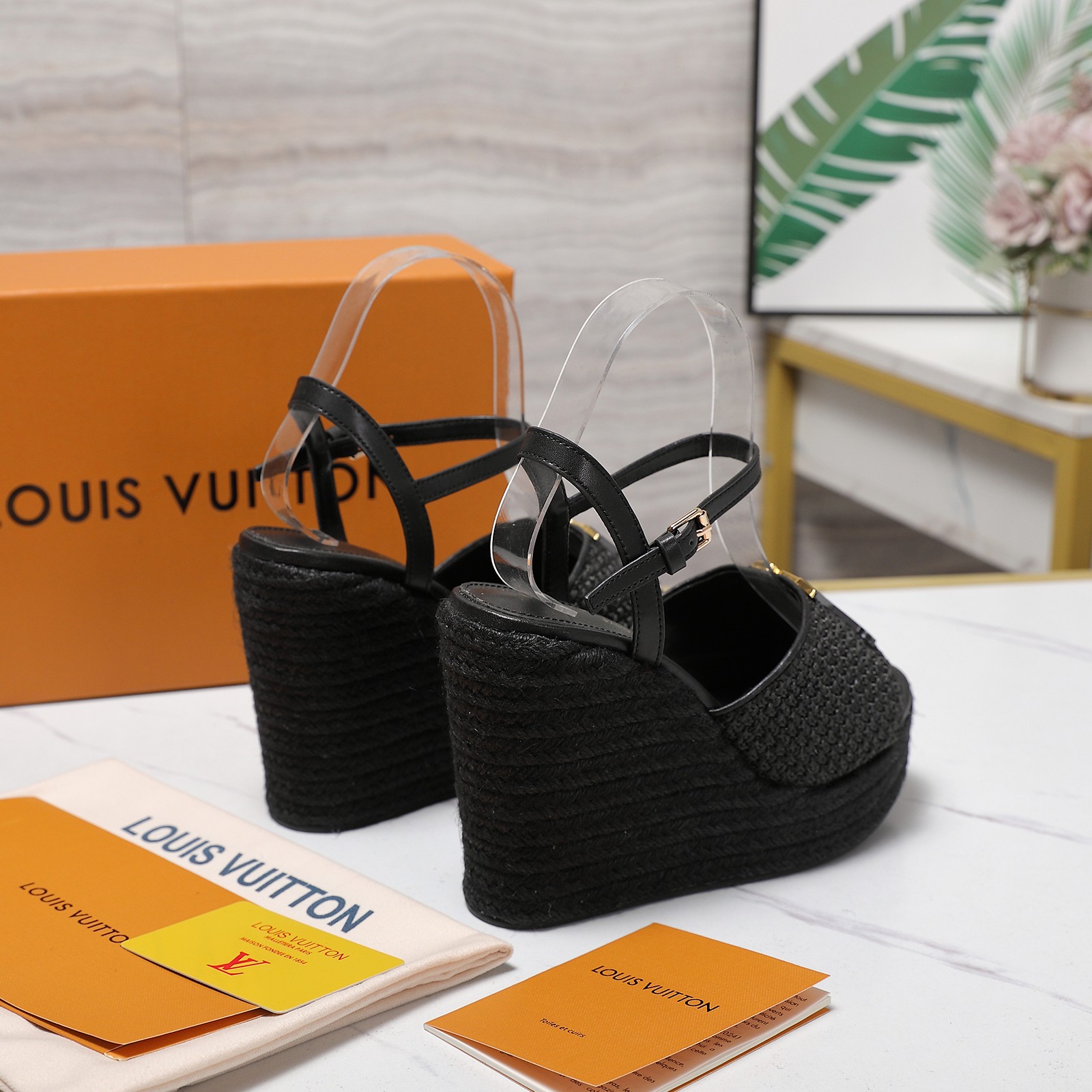 NO:711180,The top version of Lv's latest heel platform sandals. The latest 2026 summer Louis Vuitton/Louis Vuitton women's LV letter hemp rope platform sandals. The Shake open hip design on the back of this V sandal is made of imported calfskin. The bold design color presentation perfectly enhances its modern lines. It is famous for its iconic V-line wide heel and exquisite details with brand letters. Inspired by the iconic opening of the Twist bag, the eternal Louis Vuitton signature elegance  2026 summer must-have for goddesses, the original replica, super comfortable on the feet. Full of queenly temperament. Upper: braided grass + LV letter decoration, imported sheepskin lining, imported sheepskin foot pads, original open-molded TPR outsole. Heel height 12CM. Standard size 35-42 (41 and 42 sizes are custom-made, non-returnable and non-exchangeable). Comes with original drawer box, high-heeled sandals, louis vuitton, louis vuitton, louis  vuitton,sandals,high heels,cowhide,sheepskin19860909顶级版本 Lv最新恨天高 坡跟水台凉鞋 2026夏季最新款Louis Vuitton/路易威登女款LV字母麻绳底水台凉鞋,此款V家凉鞋背面的Shake开放式臀部设计由进口小牛皮制成,大胆设计的色彩呈现,完美提升其现代线条,以其标志性的V行宽跟和带有品牌字母的精致细节而著称,灵感来自Twist包的标志性开舍,永恒的路易威登签名优雅 2026夏季女神们的夏季必备款, 原版复刻,脚感超舒适.尽显女王气质 鞋面:编织草+LV字母装饰, 内里进口羊皮 垫脚进口羊皮垫脚, 大底原版开模TPR大底 跟高12CM 标准码35-42(41 42码订做 不退不换) 配原版抽屉盒,高跟鞋凉鞋,louis vuitton,louis vuitton,louis vuitton,sandals,high heels,cowhide,sheepskin,Women's Shoes