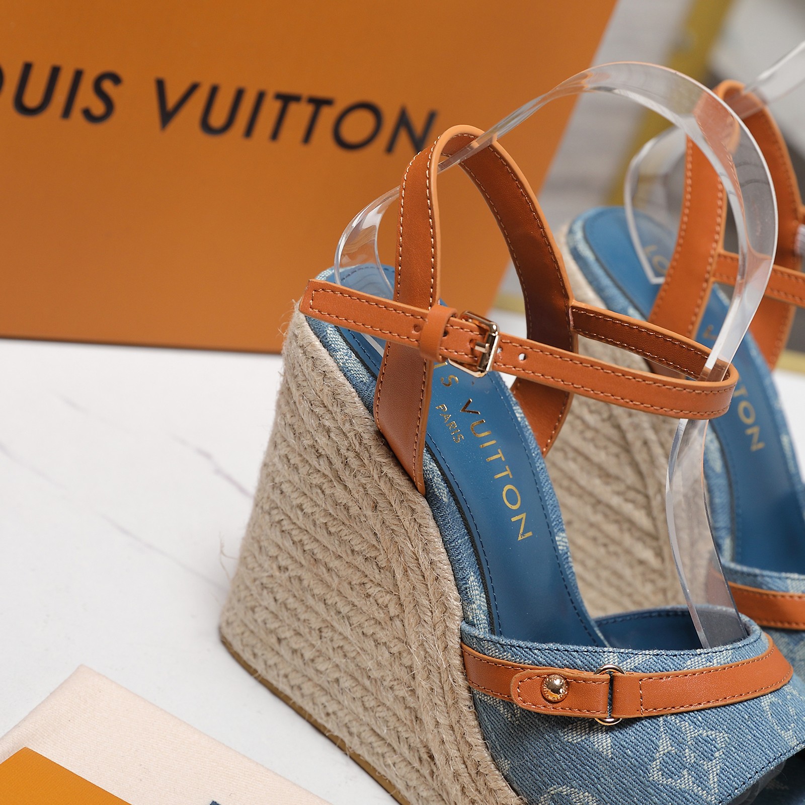 NO:711183,The top version of Lv's latest heel platform sandals. The latest 2026 summer Louis Vuitton/Louis Vuitton women's LV letter hemp rope platform sandals. The Shake open hip design on the back of this V sandal is made of imported calfskin. The bold design color presentation perfectly enhances its modern lines. It is famous for its iconic V-line wide heel and exquisite details with brand letters. Inspired by the iconic opening of the Twist bag, the eternal Louis Vuitton signature elegance  2026 summer must-have for goddesses, the original replica, super comfortable on the feet. Shows the queen's temperament. Upper: custom printed leather + rivet decoration, imported sheepskin lining, imported sheepskin foot pads, original open-molded TPR outsole. Heel height 12CM. Standard size 35-42 (custom-made size 41 42, non-returnable, non-exchangeable). Comes with original drawer box, high-heeled sandals, louis vuitton, louis  vuitton,louis vuitton,sandals,high heels,cowhide,sheepskin19860909顶级版本 Lv最新恨天高 坡跟水台凉鞋 2026夏季最新款Louis Vuitton/路易威登女款LV字母麻绳底水台凉鞋,此款V家凉鞋背面的Shake开放式臀部设计由进口小牛皮制成,大胆设计的色彩呈现,完美提升其现代线条,以其标志性的V行宽跟和带有品牌字母的精致细节而著称,灵感来自Twist包的标志性开舍,永恒的路易威登签名优雅 2026夏季女神们的夏季必备款, 原版复刻,脚感超舒适.尽显女王气质 鞋面: 定制印花皮 +铆钉装饰, 内里进口羊皮 垫脚进口羊皮垫脚, 大底原版开模TPR大底 跟高12CM 标准码35-42(41 42码订做 不退不换) 配原版抽屉盒,高跟鞋凉鞋,louis vuitton,louis vuitton,louis vuitton,sandals,high heels,cowhide,sheepskin,Women's Shoes